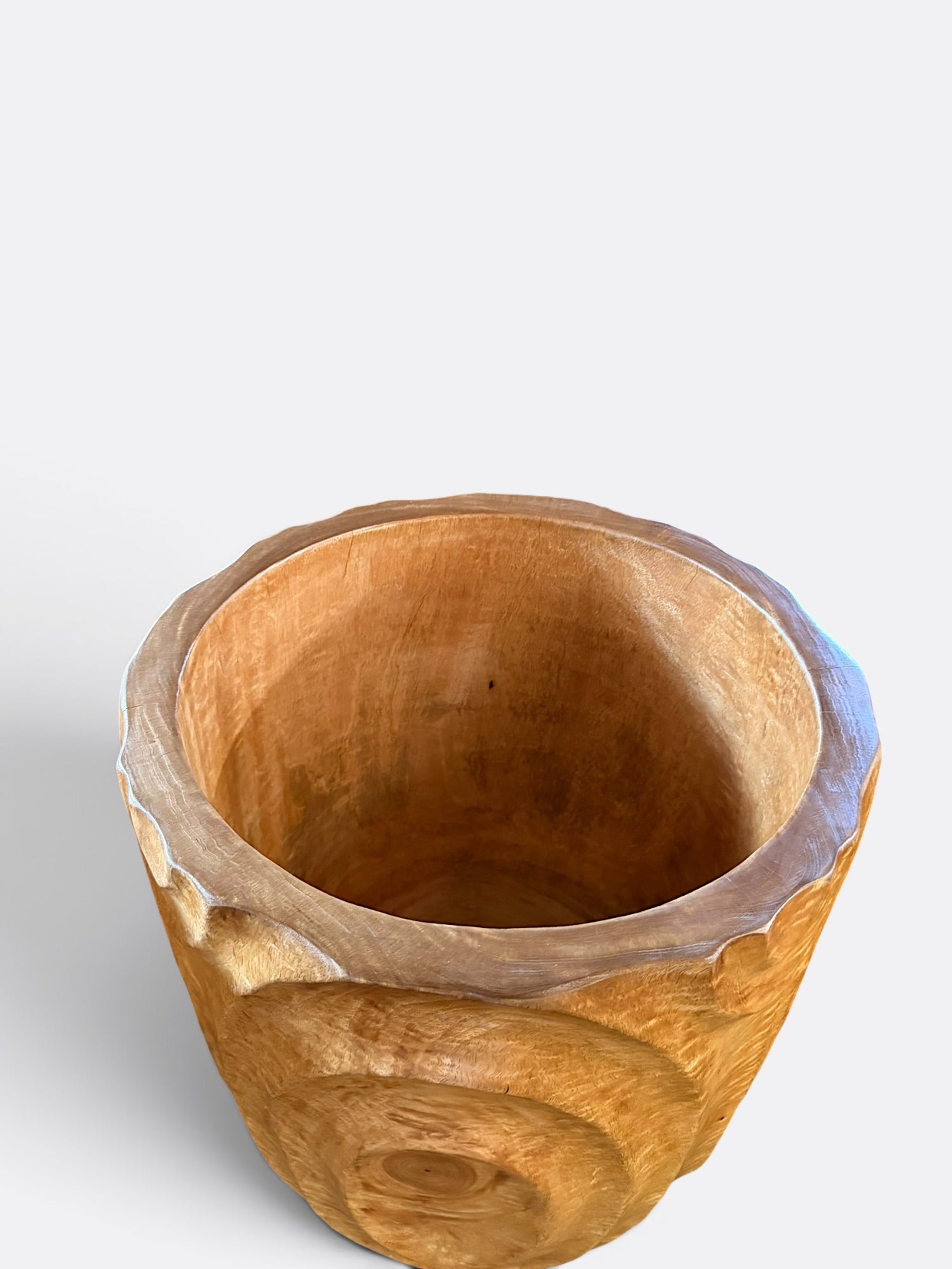 Pot sculptural Atho finition miel, vue de profil