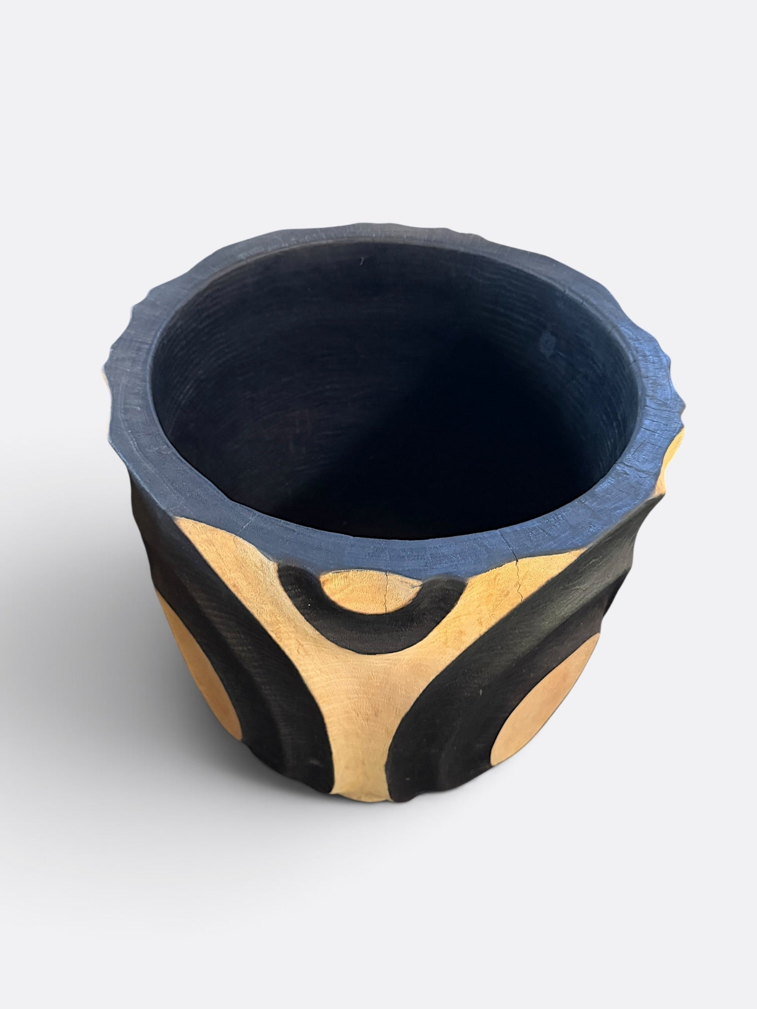 Pot sculptural Atho finition blanc et noir, détail des motifs circulaires
