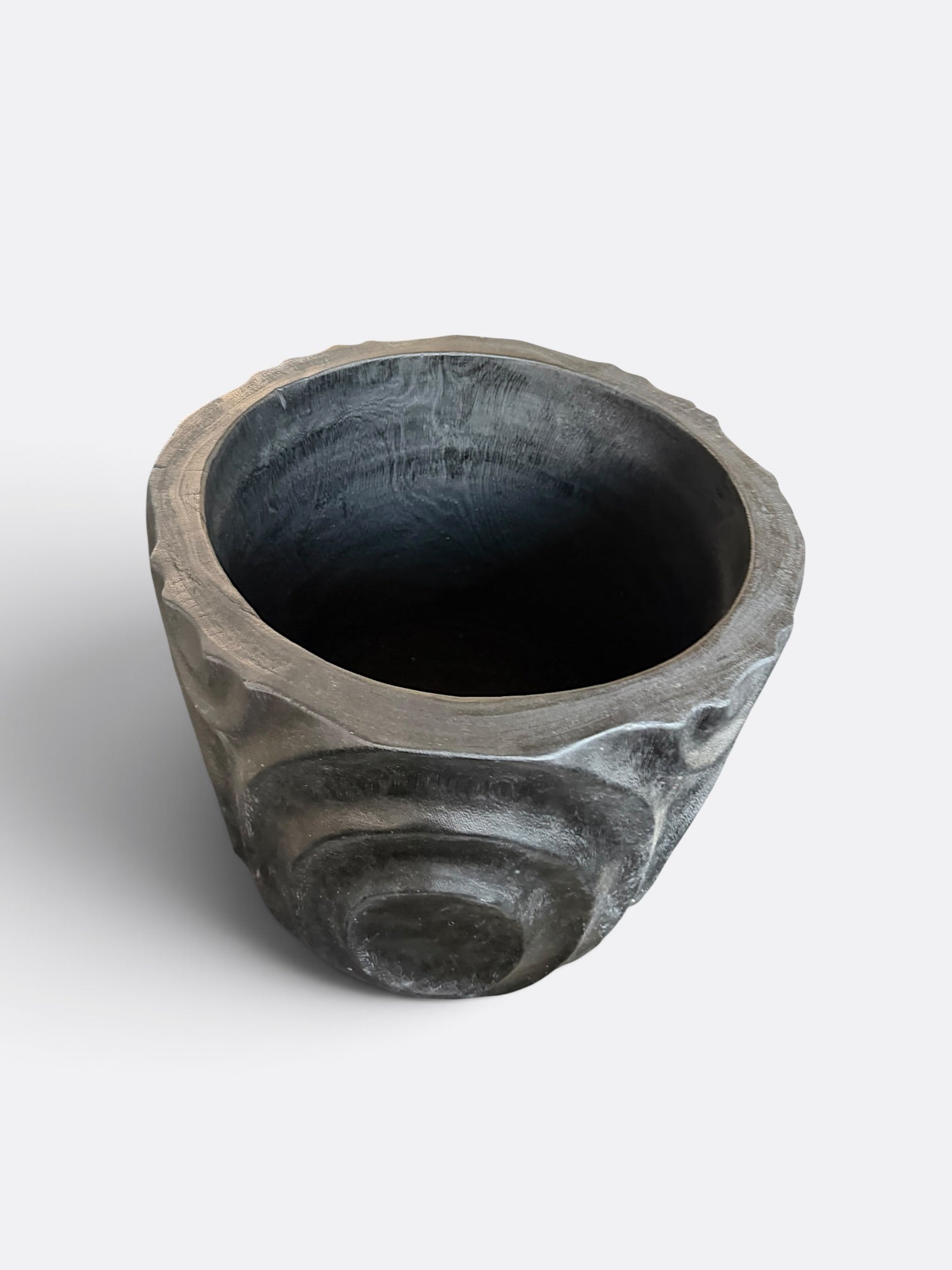 Pot sculptural Atho finition noire, détail des motifs circulaires