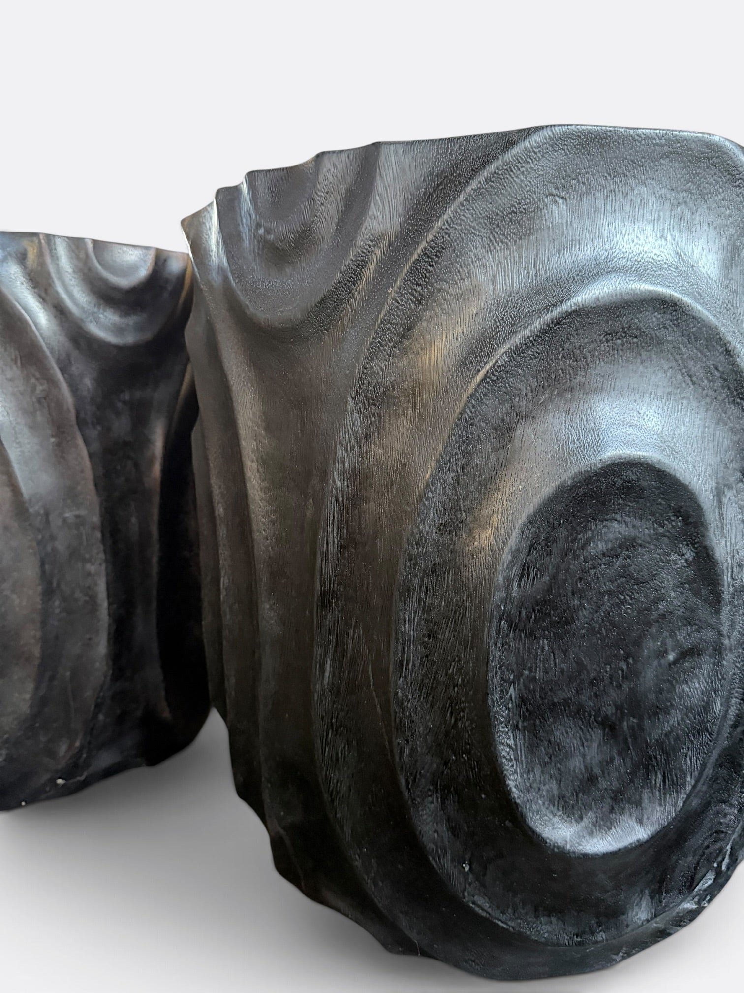 Pot sculptural Atho finition noire, vue de profil