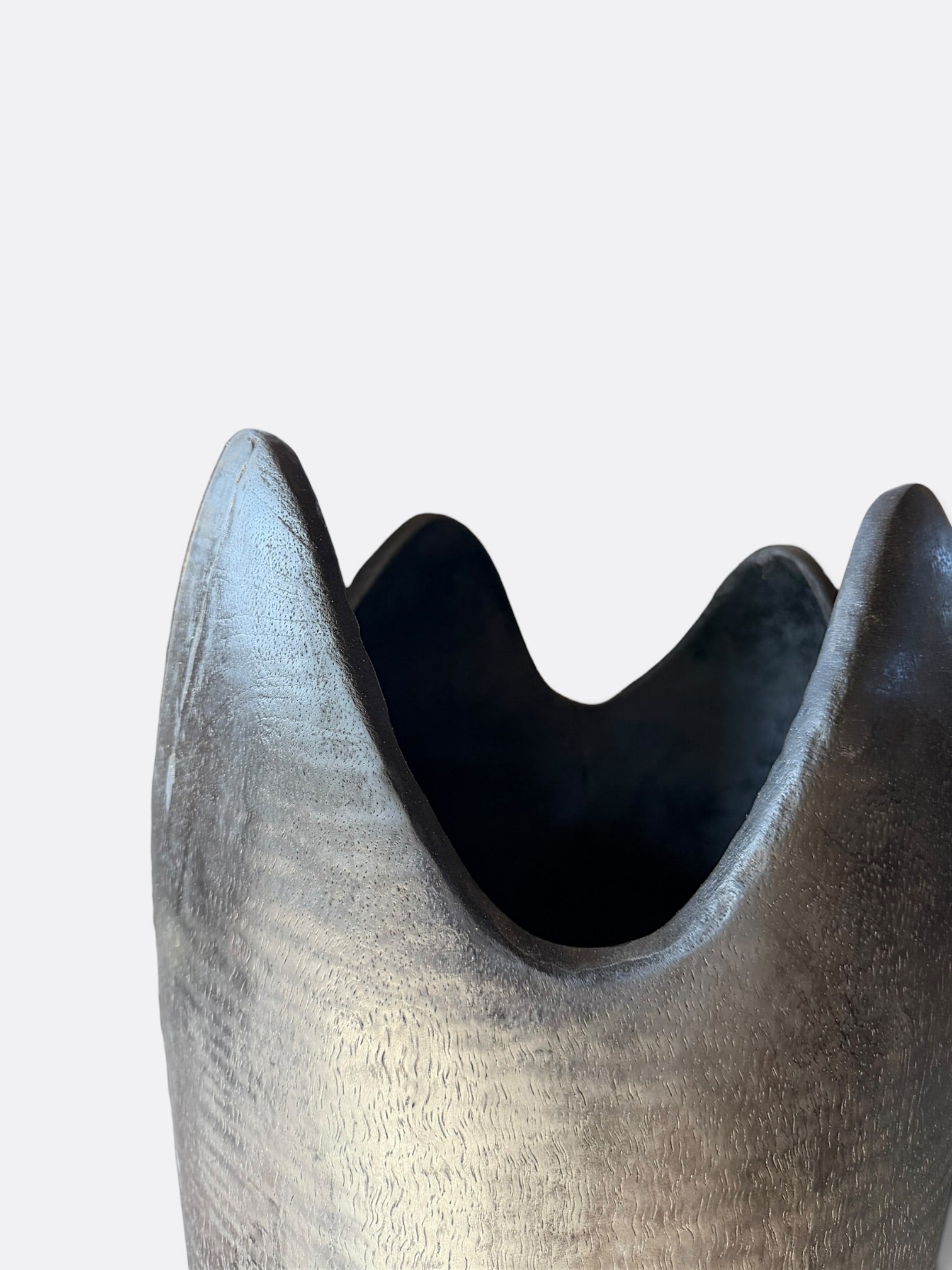 Pot sculpté Jep, détail du col aux lignes sculptées