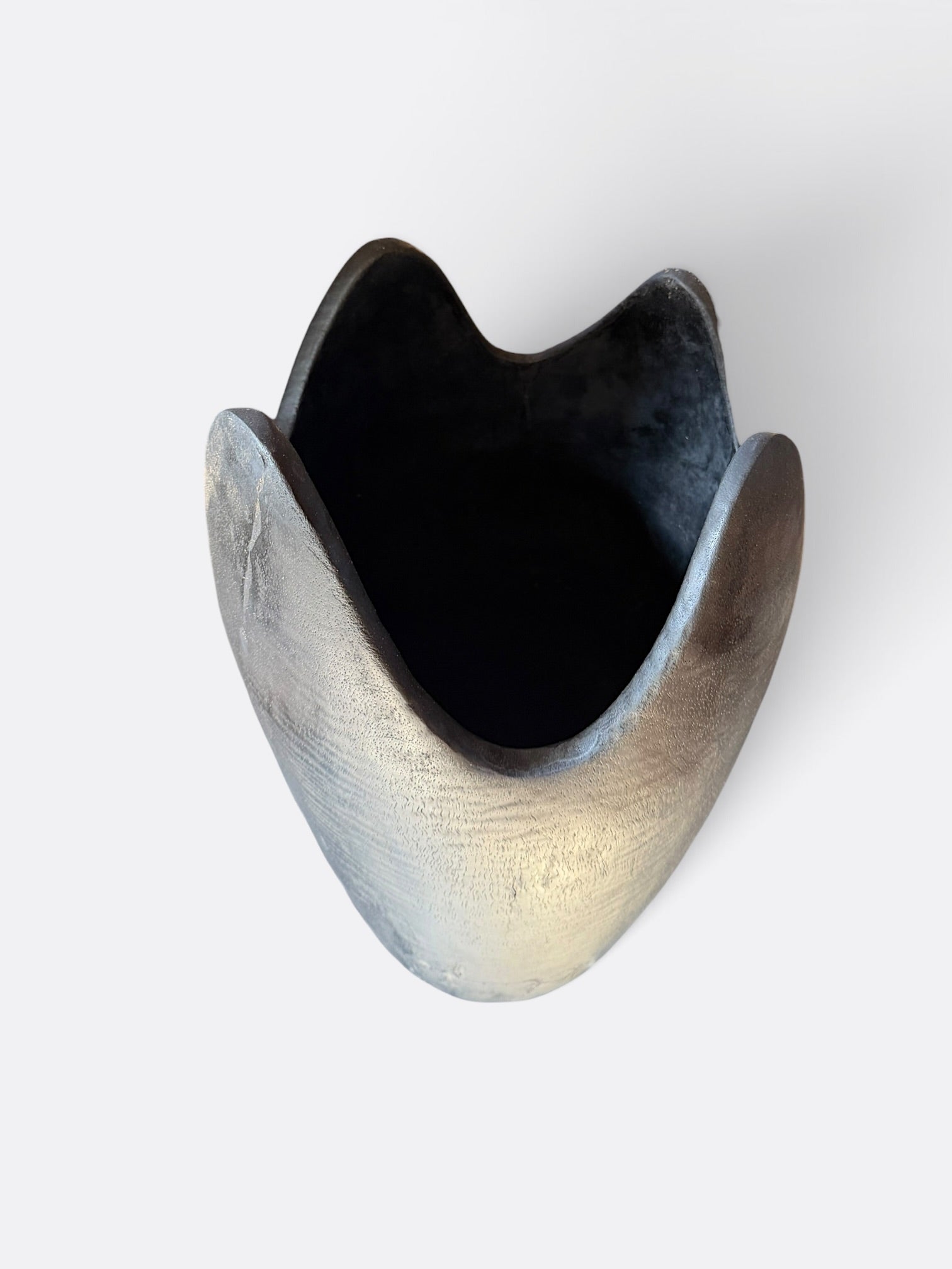 Pot sculpté Jep, vue de profil