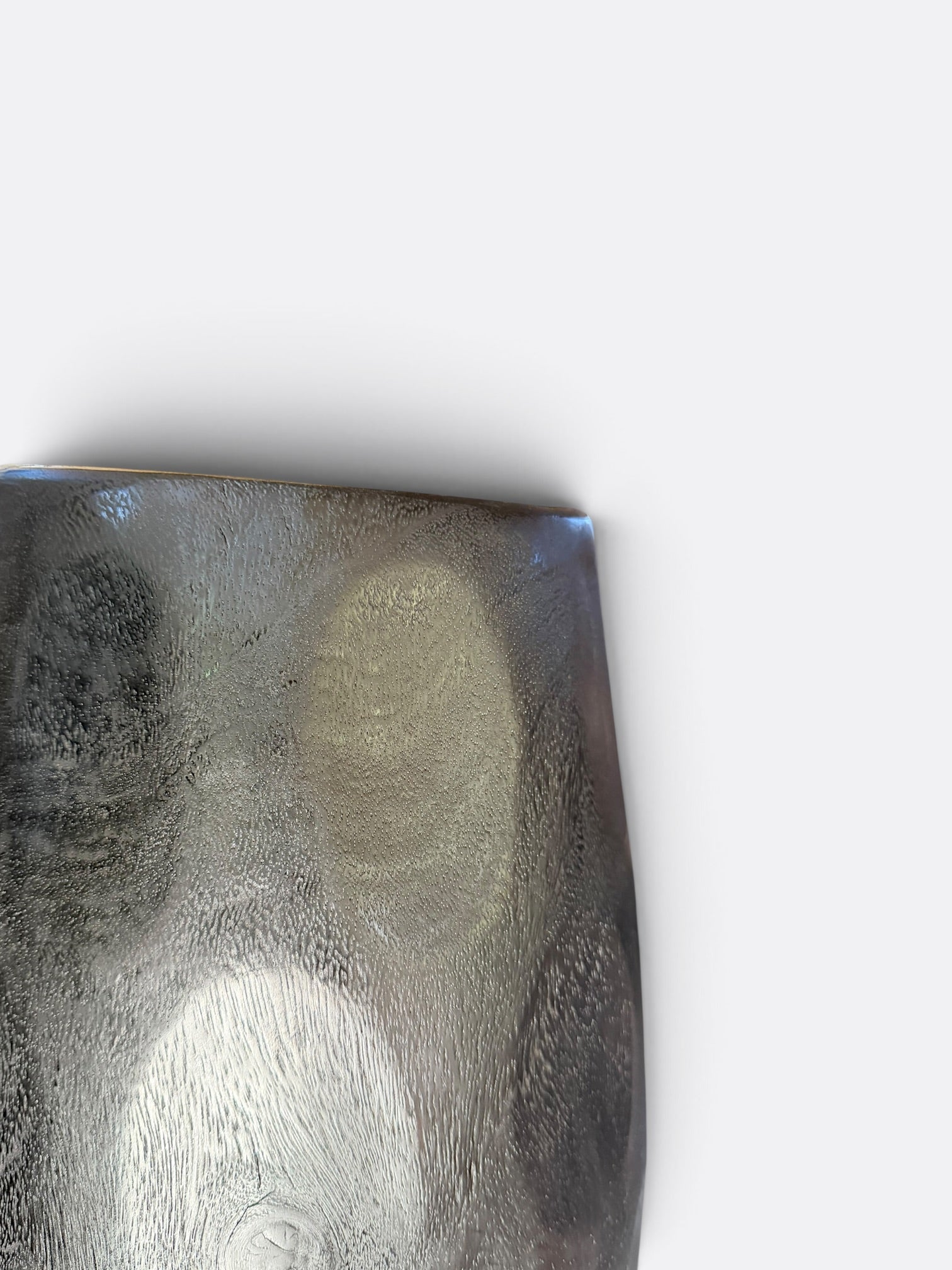 Pot Iot en bois martelé, détail de la texture