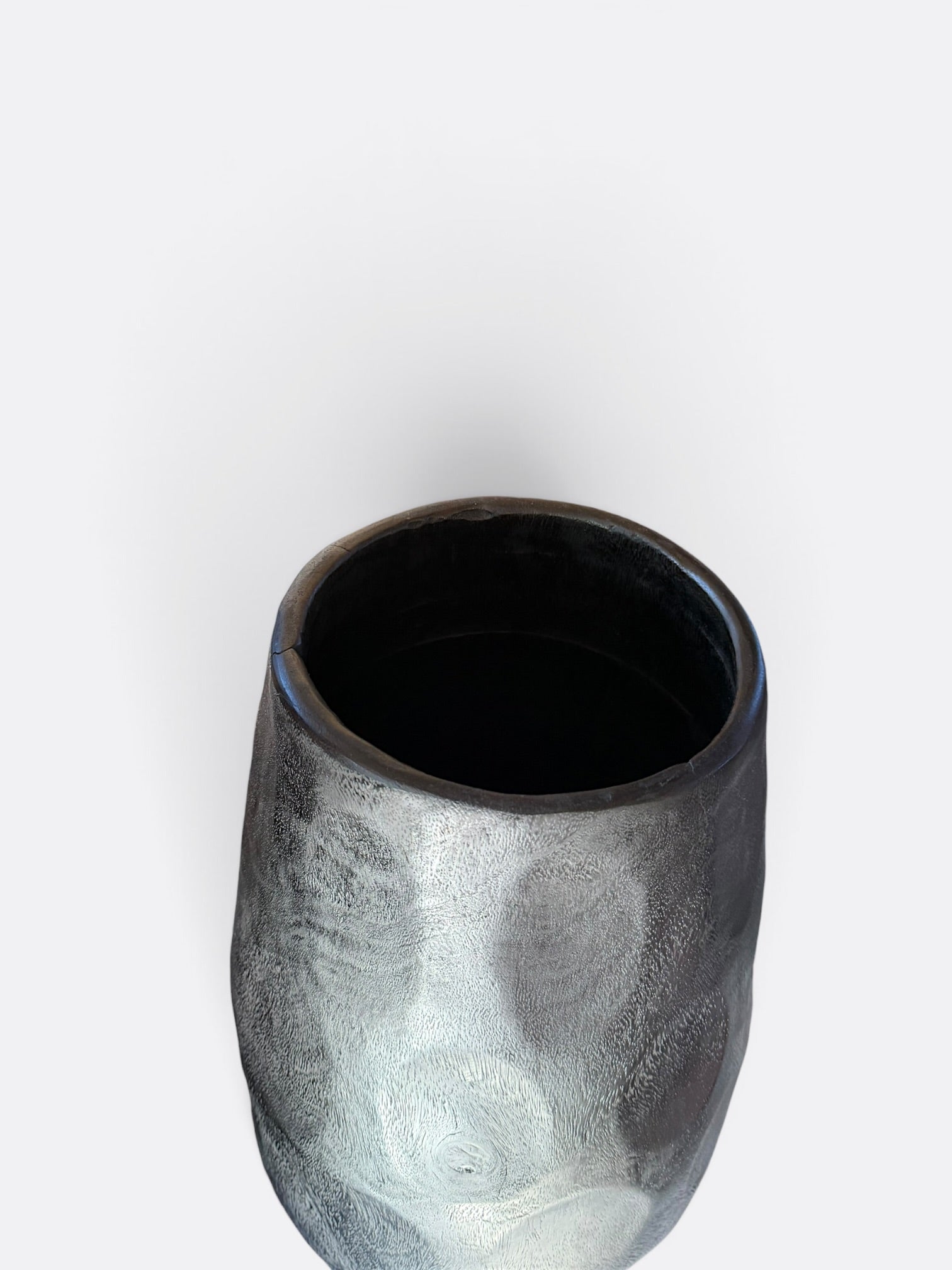 Pot Iot en bois martelé, vue de profil