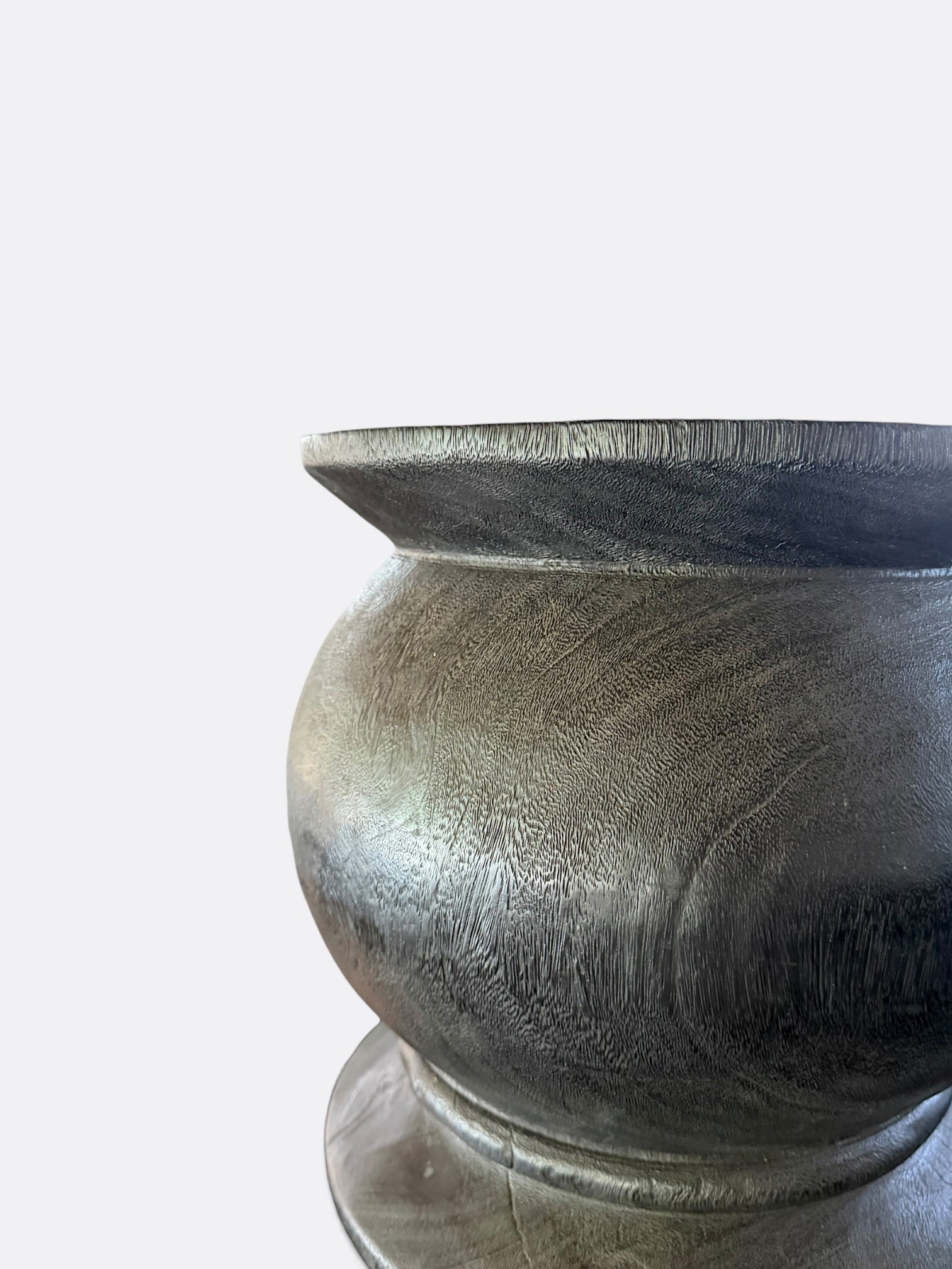 Vase Kelop en bois massif patiné, vue de profil