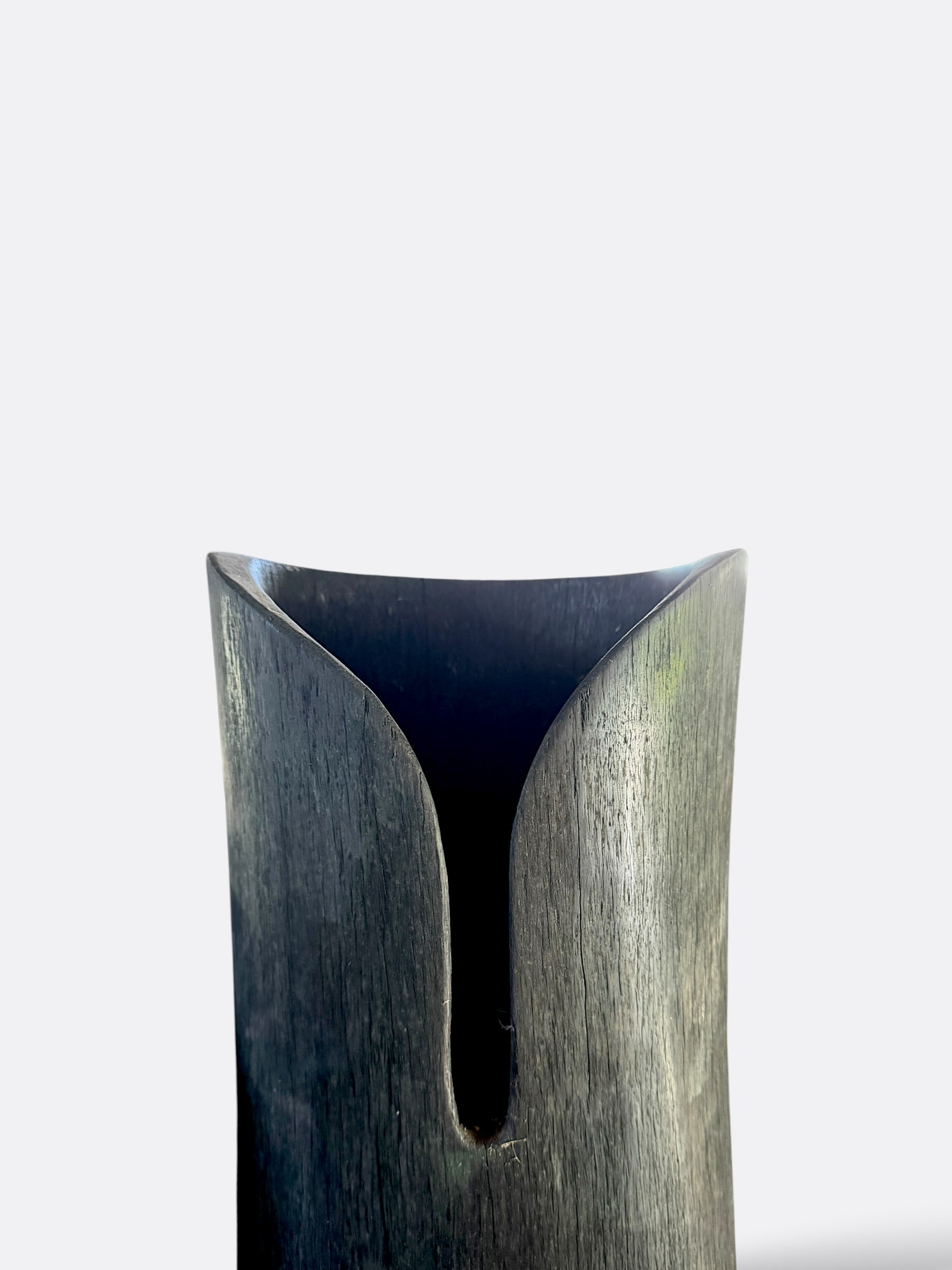 Pot Piagi en teck massif, détail du col sculpté