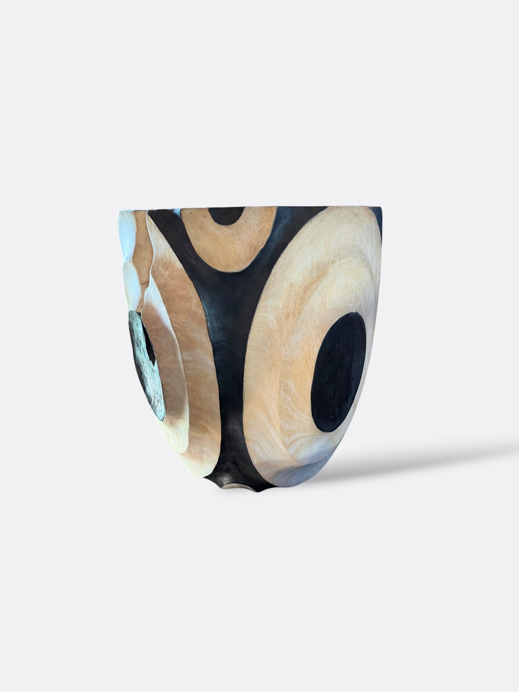 Pot sculptural Atho finition blanc et noir en manguier, vue d'ensemble