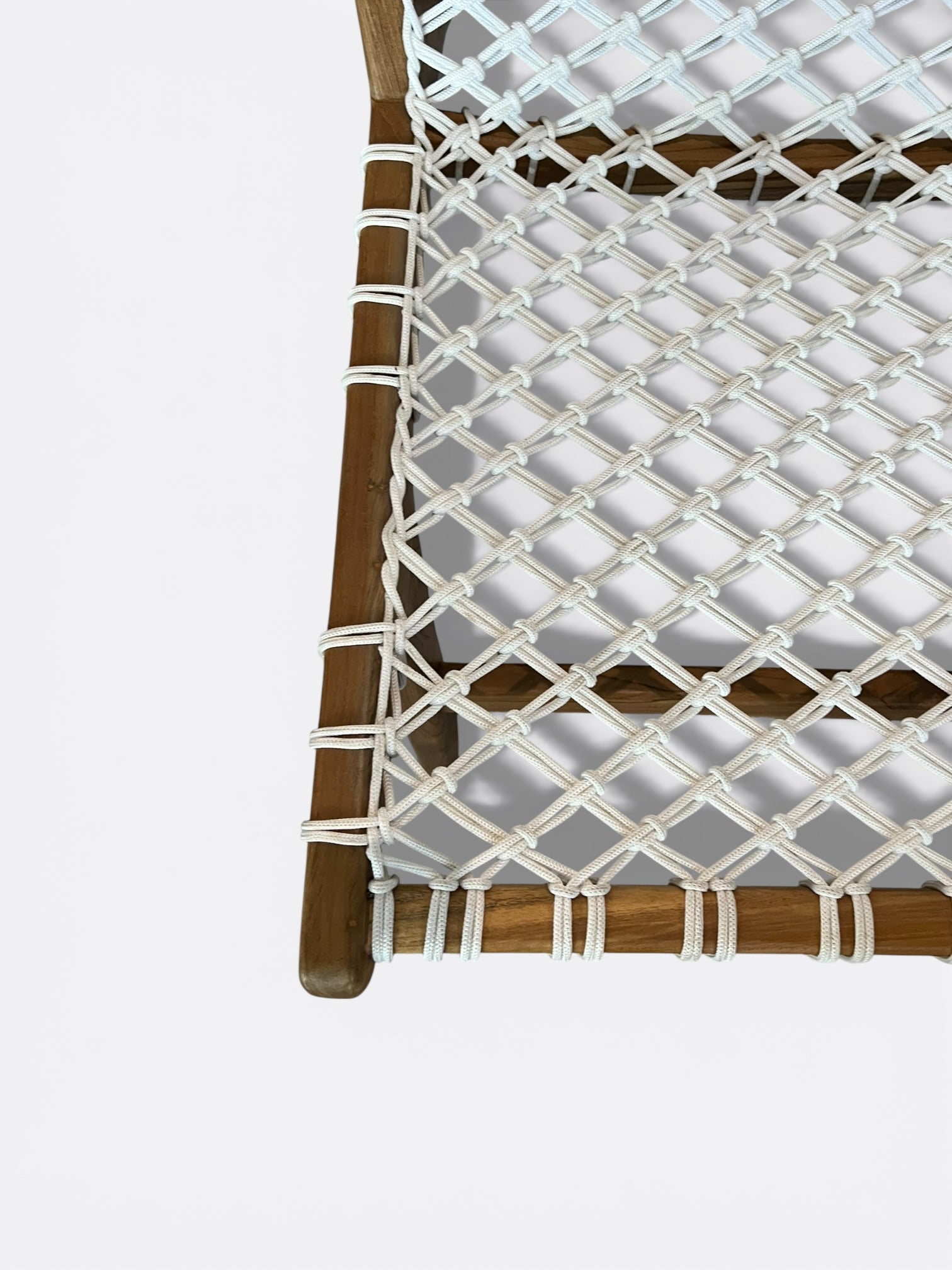 Chaise basse en teck et corde tressée — Sina blanc