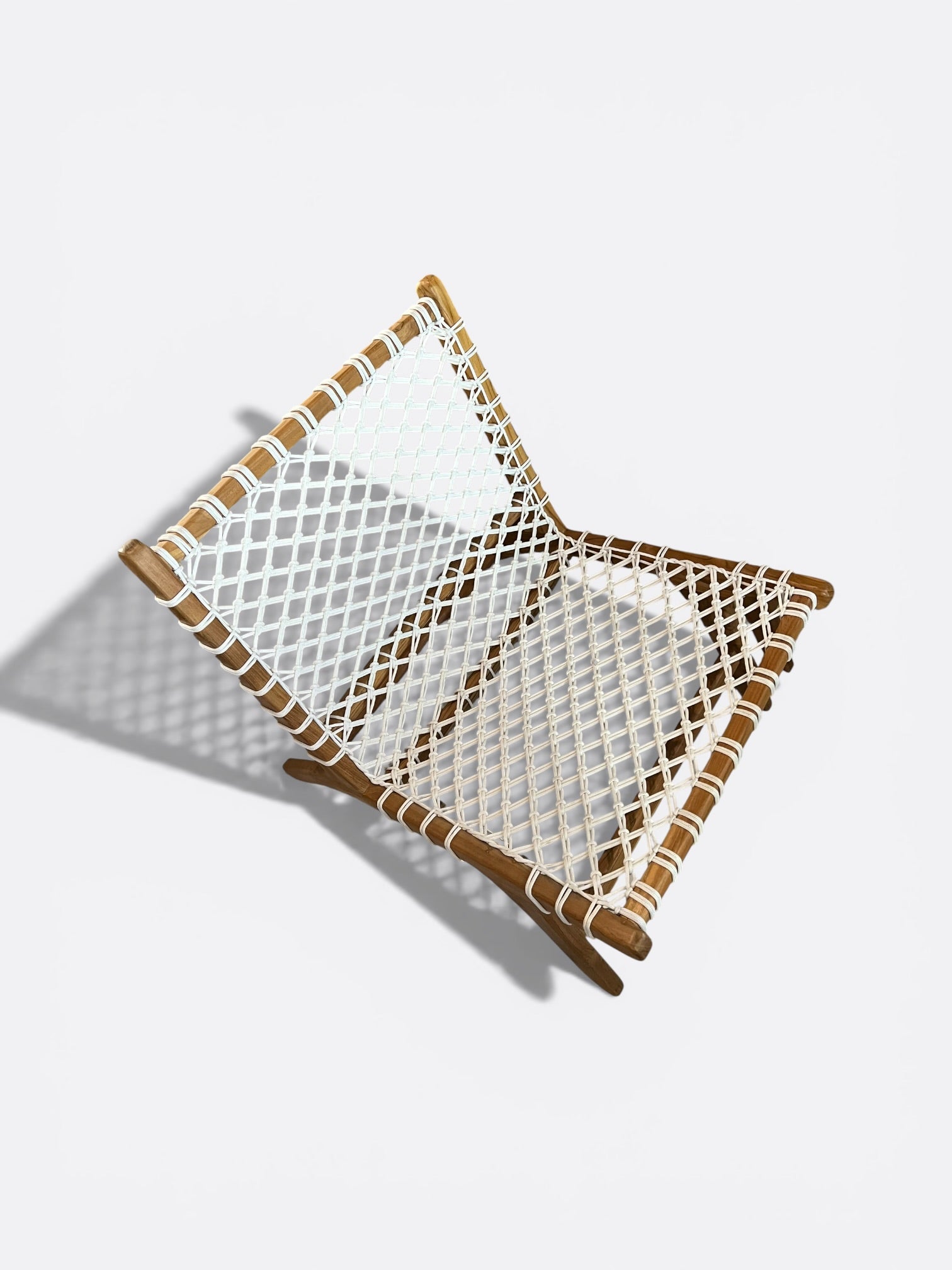 Chaise basse en teck et corde tressée — Sina blanc