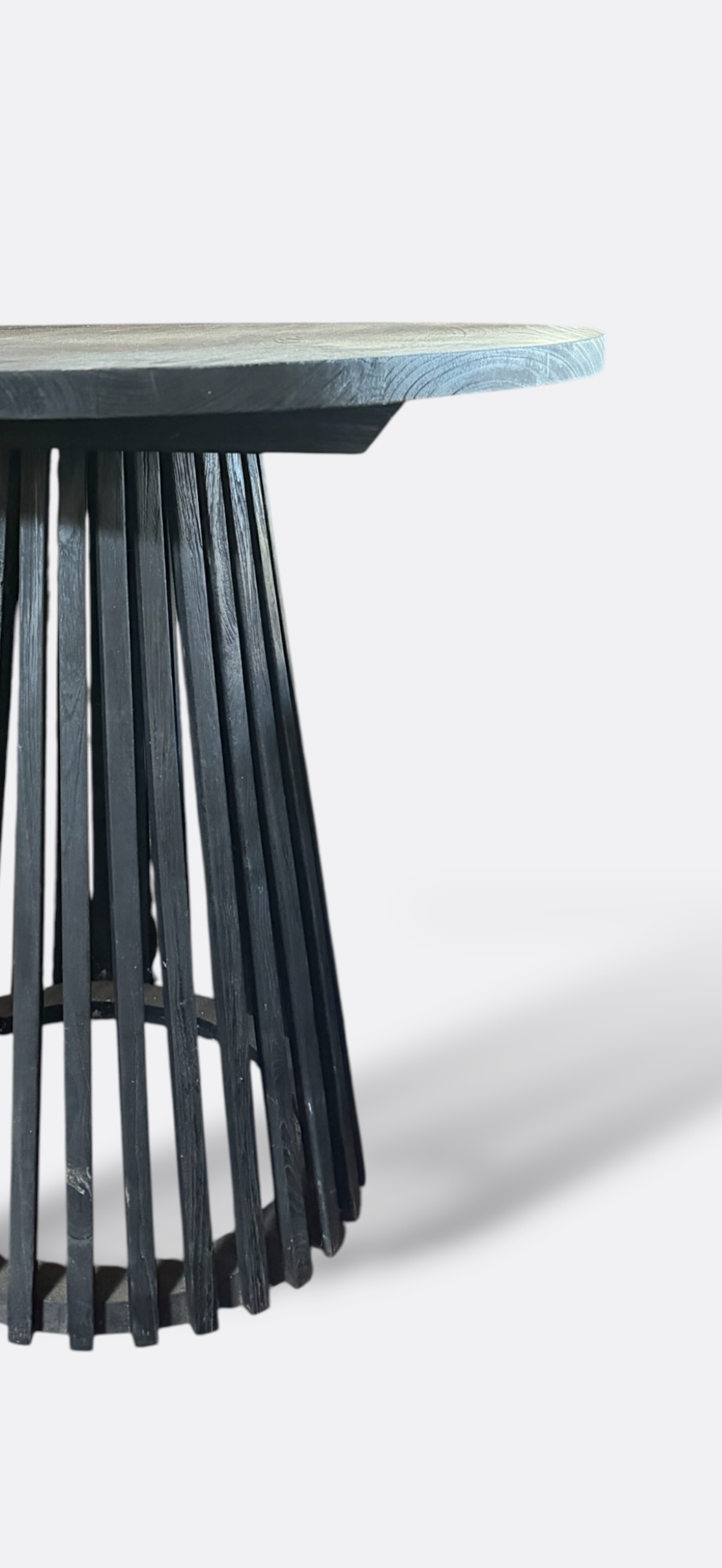 Table basse ronde Shila en lamelles de teck gris, détail du pied en lamelles