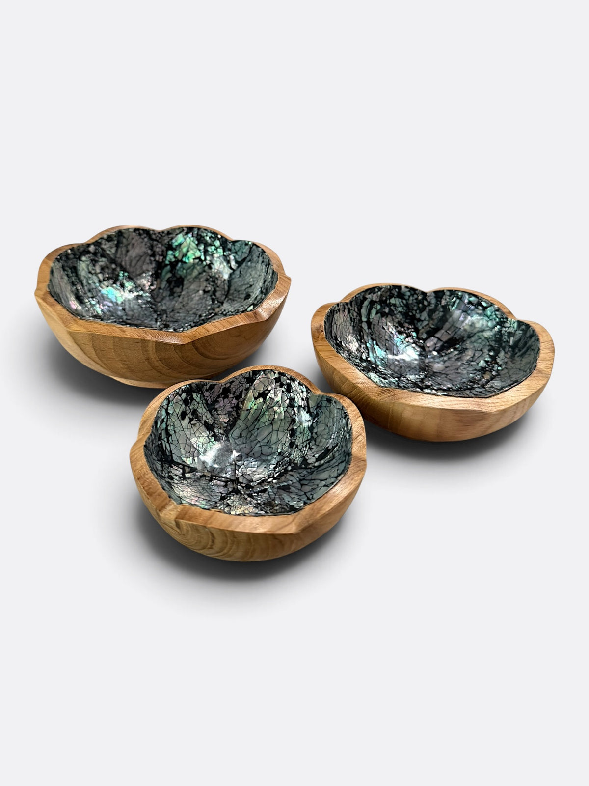 Détail des bols apéritif en teck et nacre verte, diamètres 10, 12 et 15 cm