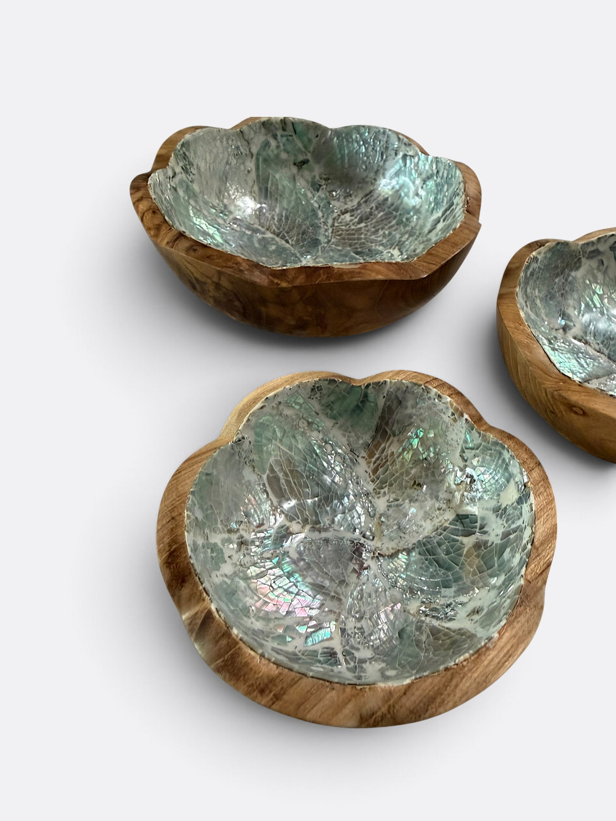 Détail des bols apéritif en teck et nacre jade, diamètres 10, 12 et 15 cm