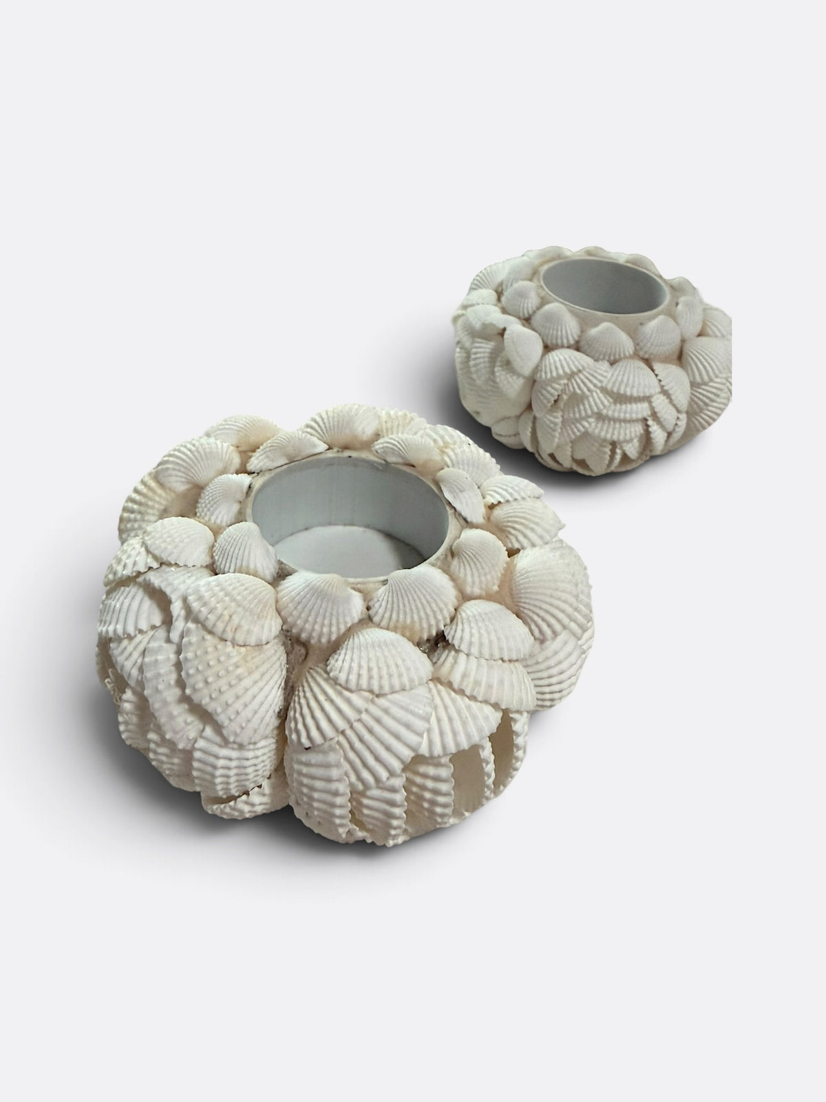 Détail des bougeoirs en coquillage blanc, diamètres 10, 12 et 14 cm