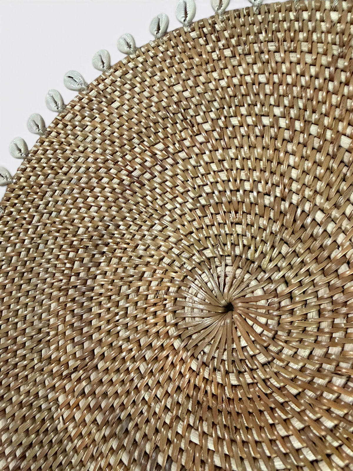 Détail du set de table en rotin et coquillage, 33 x 33 cm