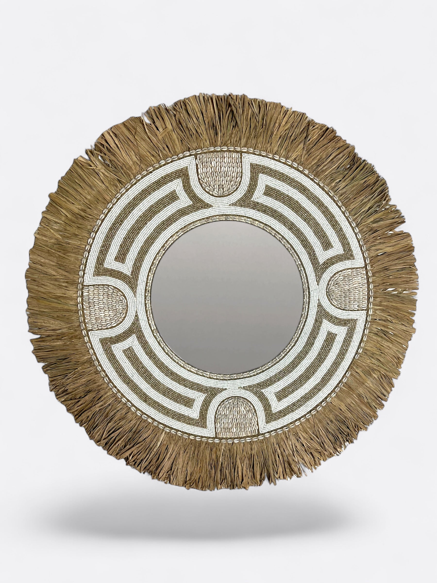 miroir rond mural beige en raphia coquillage et perle brodée de Bali artisanat fait main