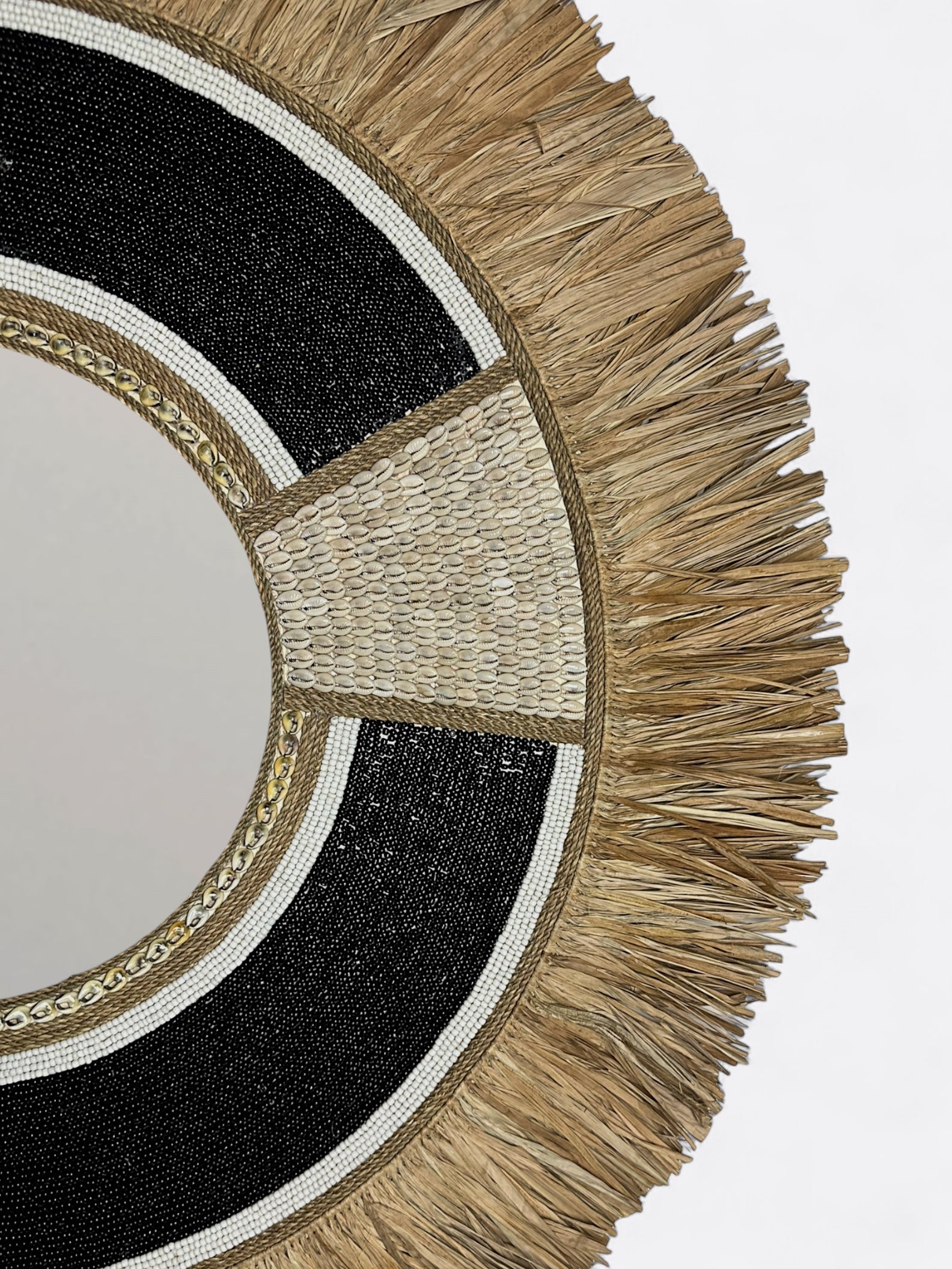 Miroir artisanal rond en perles et coquillages – Kaya noir