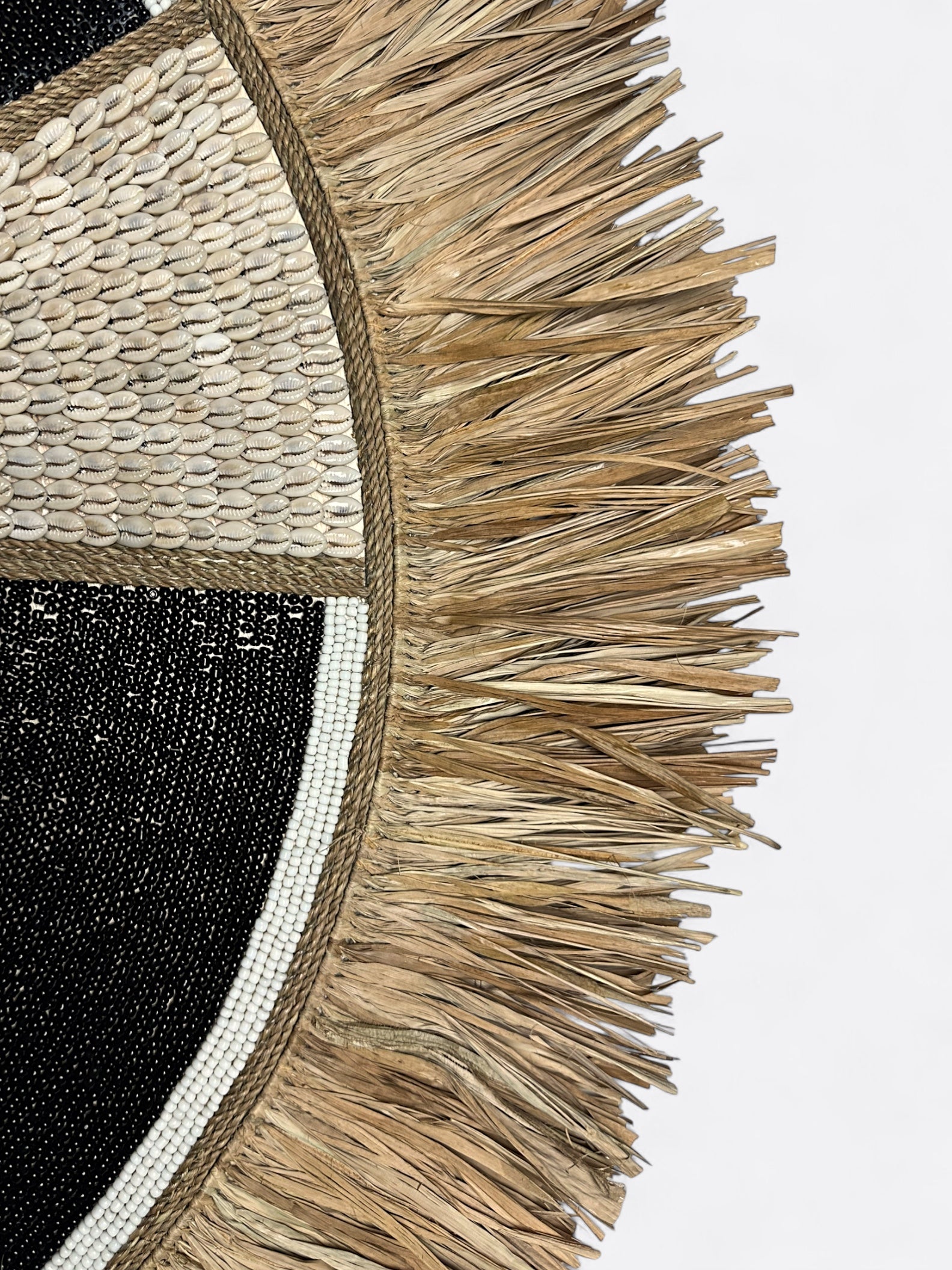 Miroir artisanal rond en perles et coquillages – Kaya noir