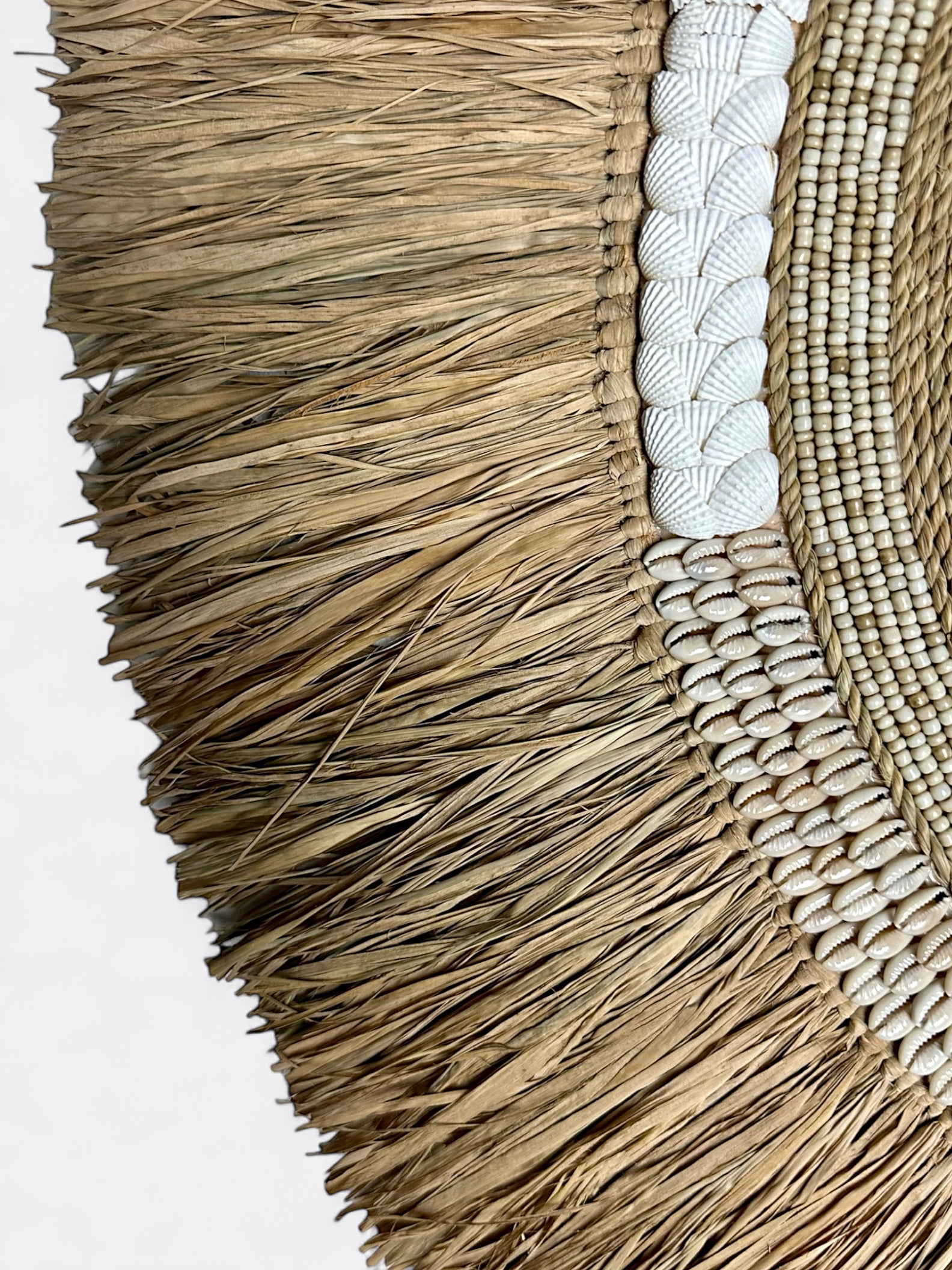 Miroir artisanal rond en raphia, coquillages et perles brodées - Natural