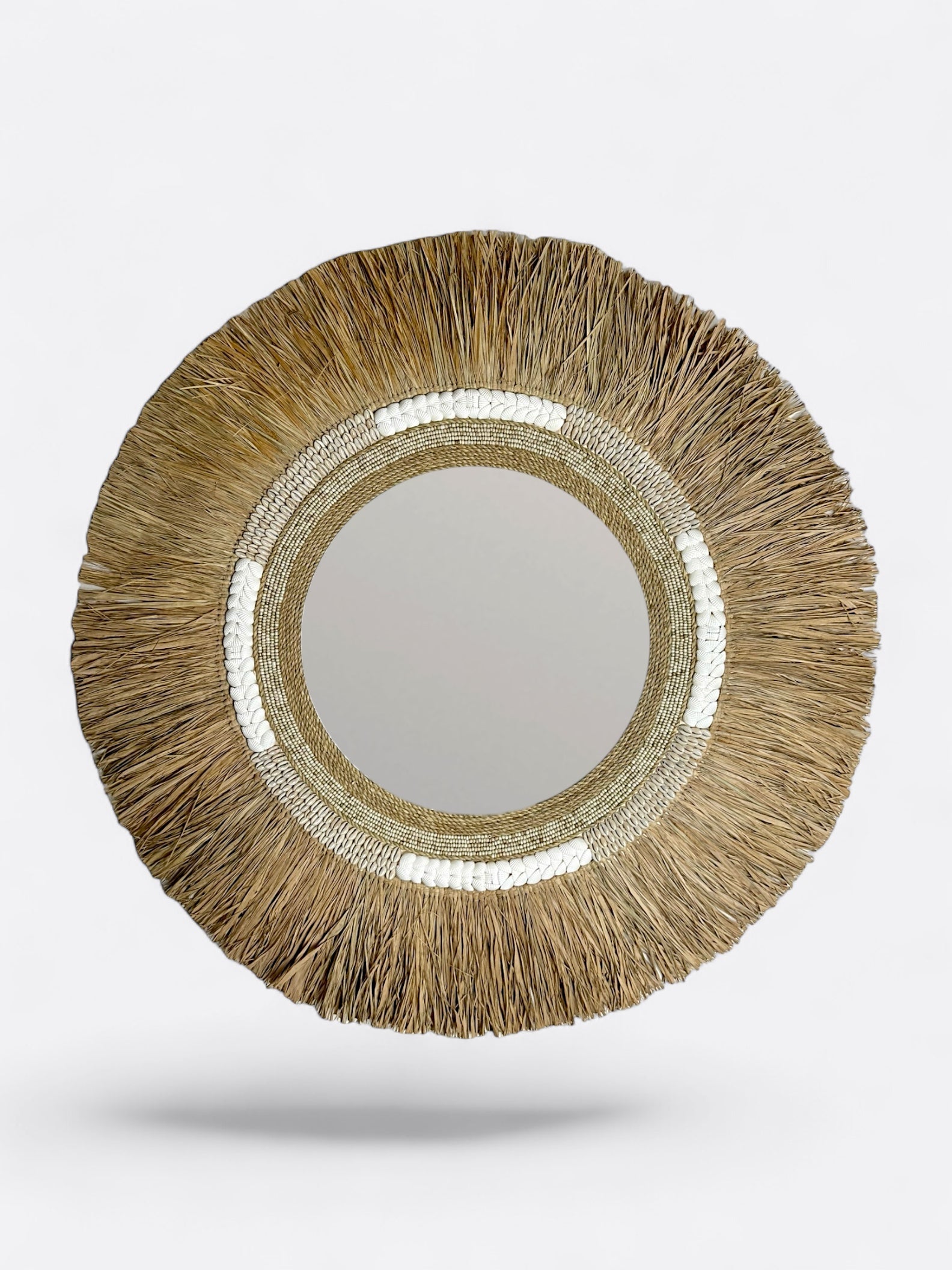 Miroir rond artisanal balinais en raphia avec coquillages et perles brodées pour décoration intérieure