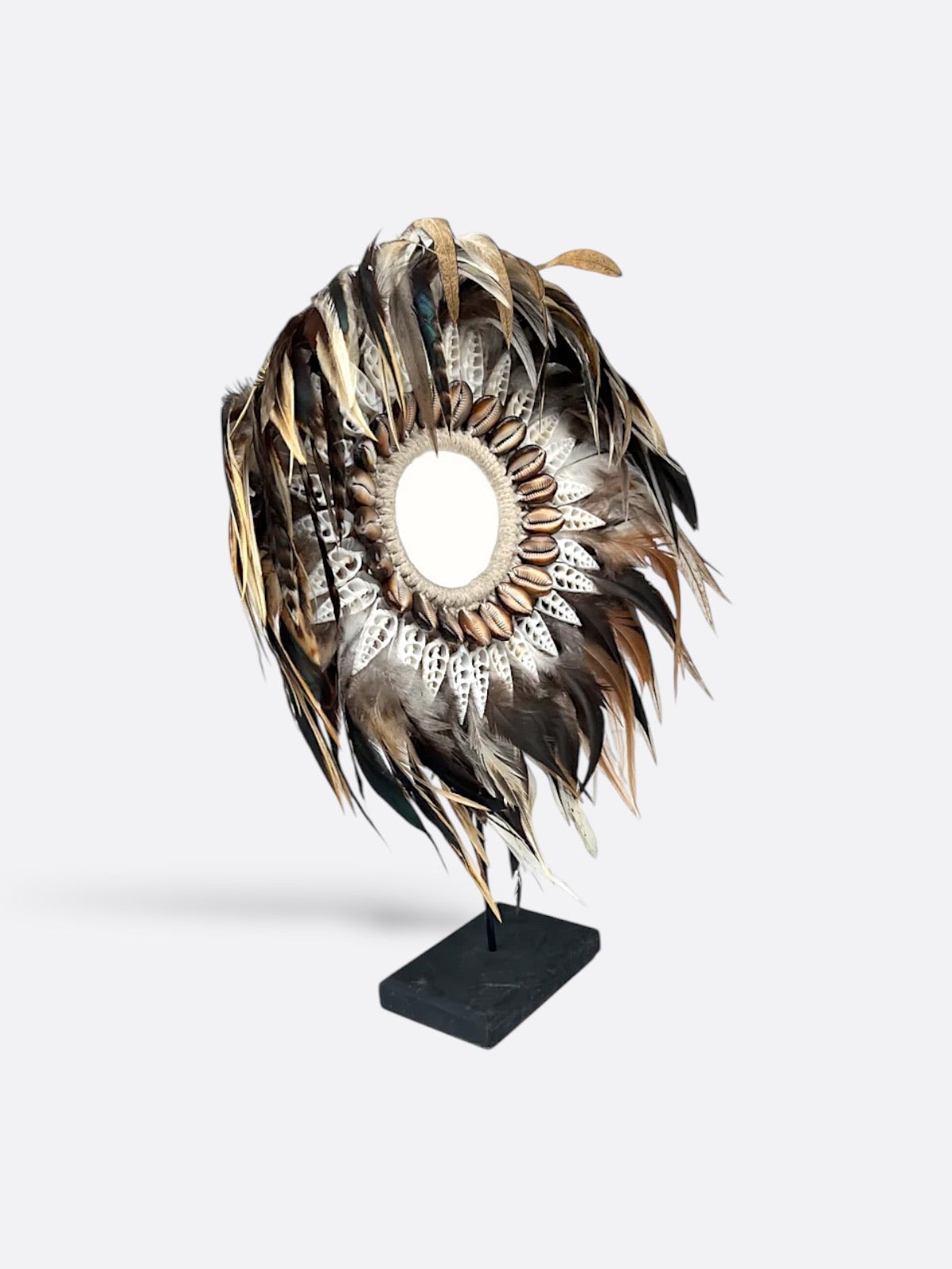 Collier décoratif en plumes et coquillages – Amber