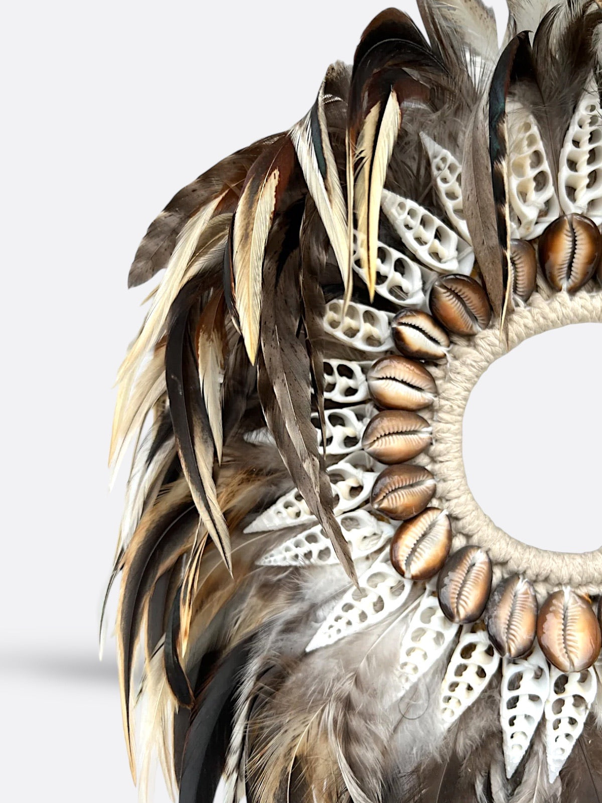 Collier décoratif en plumes et coquillages – Amber