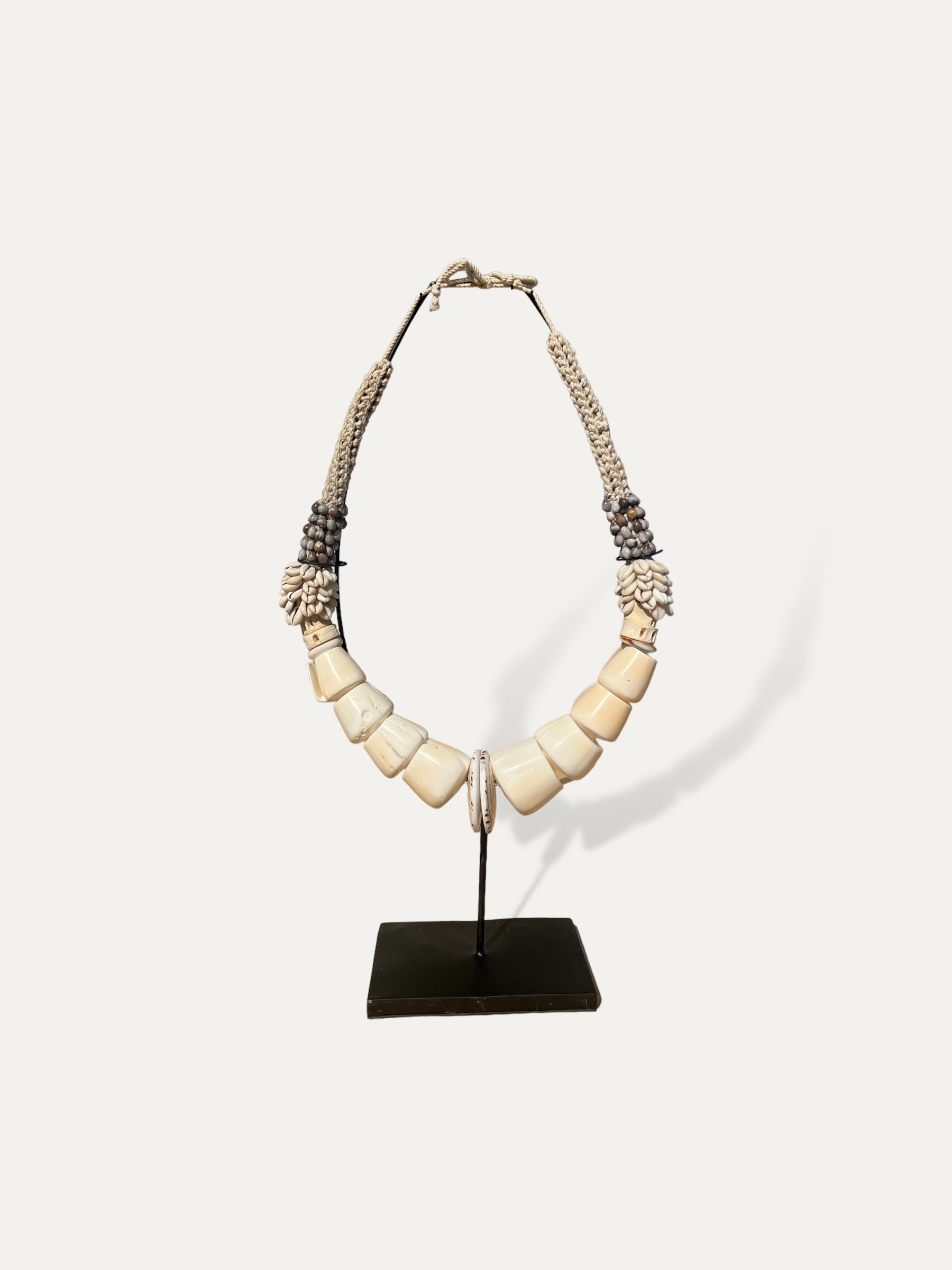 COKOHA collier décoratif sur socle - Aman