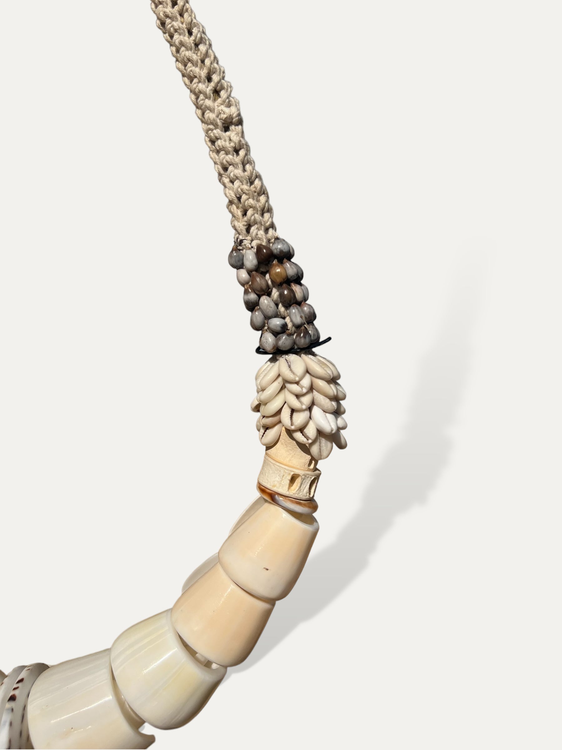 COKOHA collier décoratif sur socle - Aman
