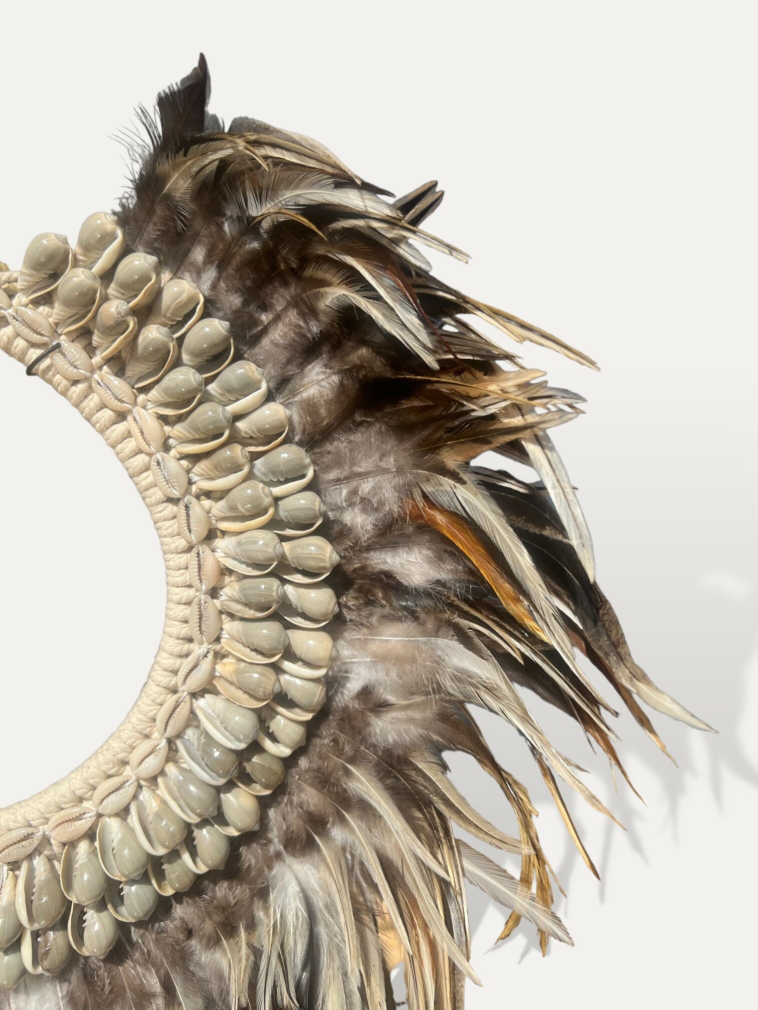 Collier en plumes et coquillages - Amara Cokoha 