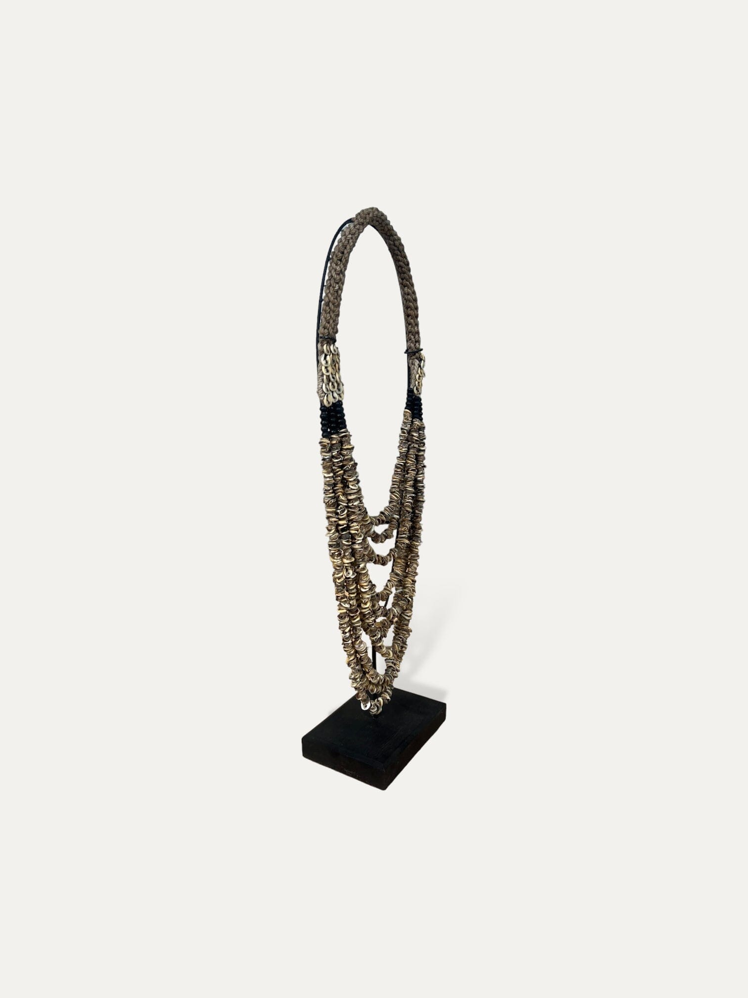 Collier en perles et coquillages sur socle - Putu COKOHA 