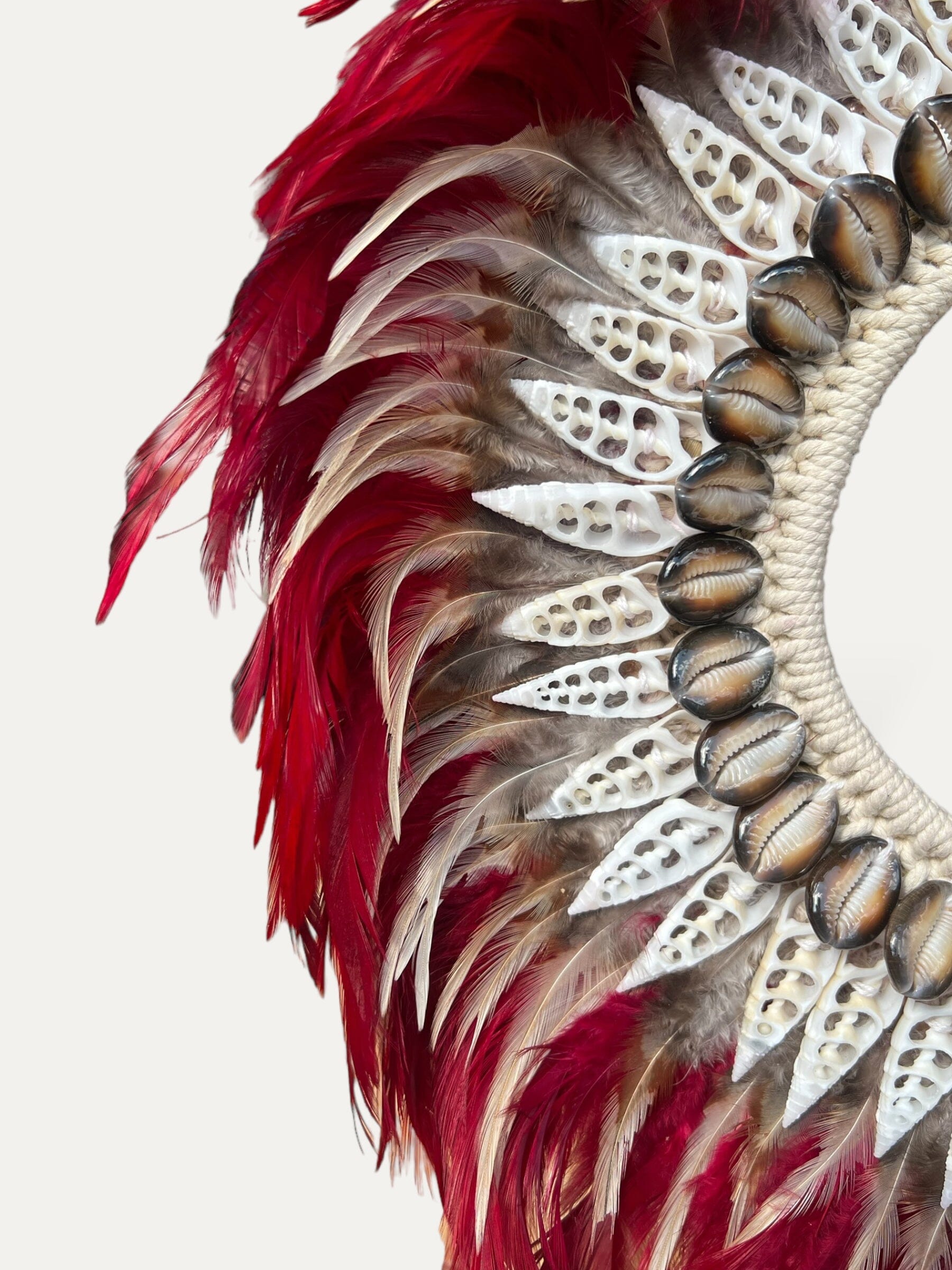 Collier en plumes rouges et coquillages - Scarlet Cokoha 