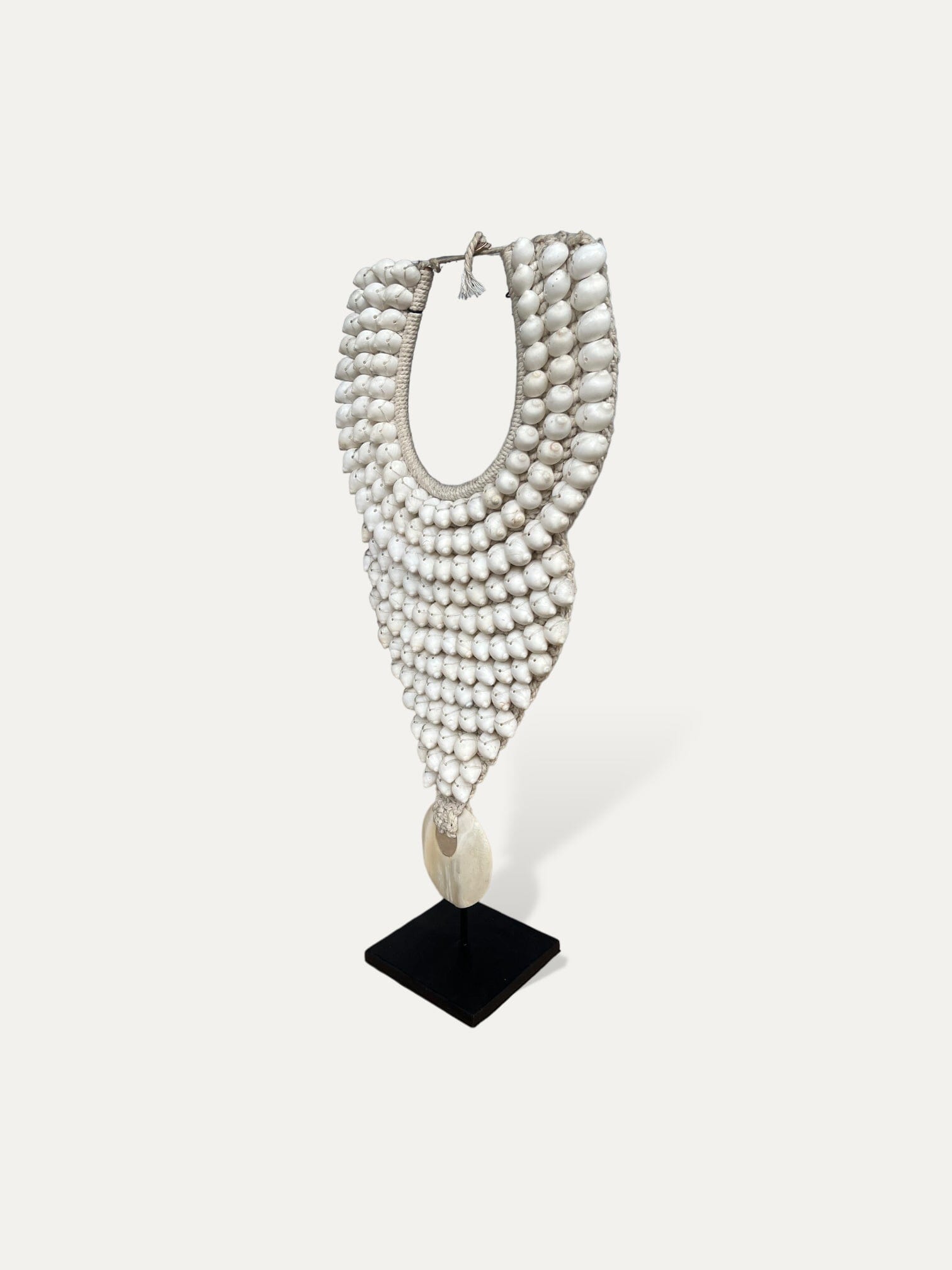 Collier en nacre sur socle - Sadju Cokoha 