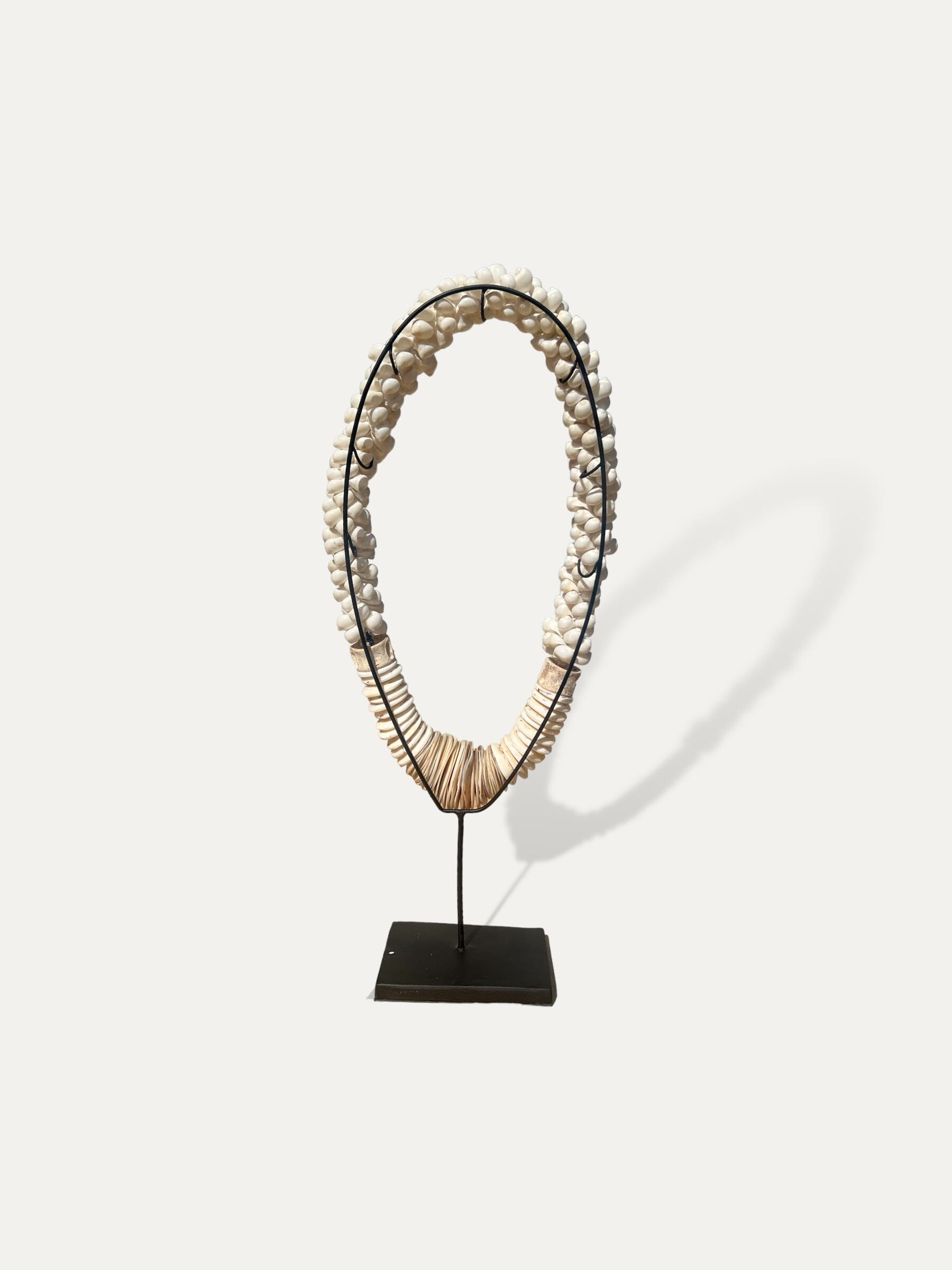 Collier de coquillages sur socle - Batur Cokoha 