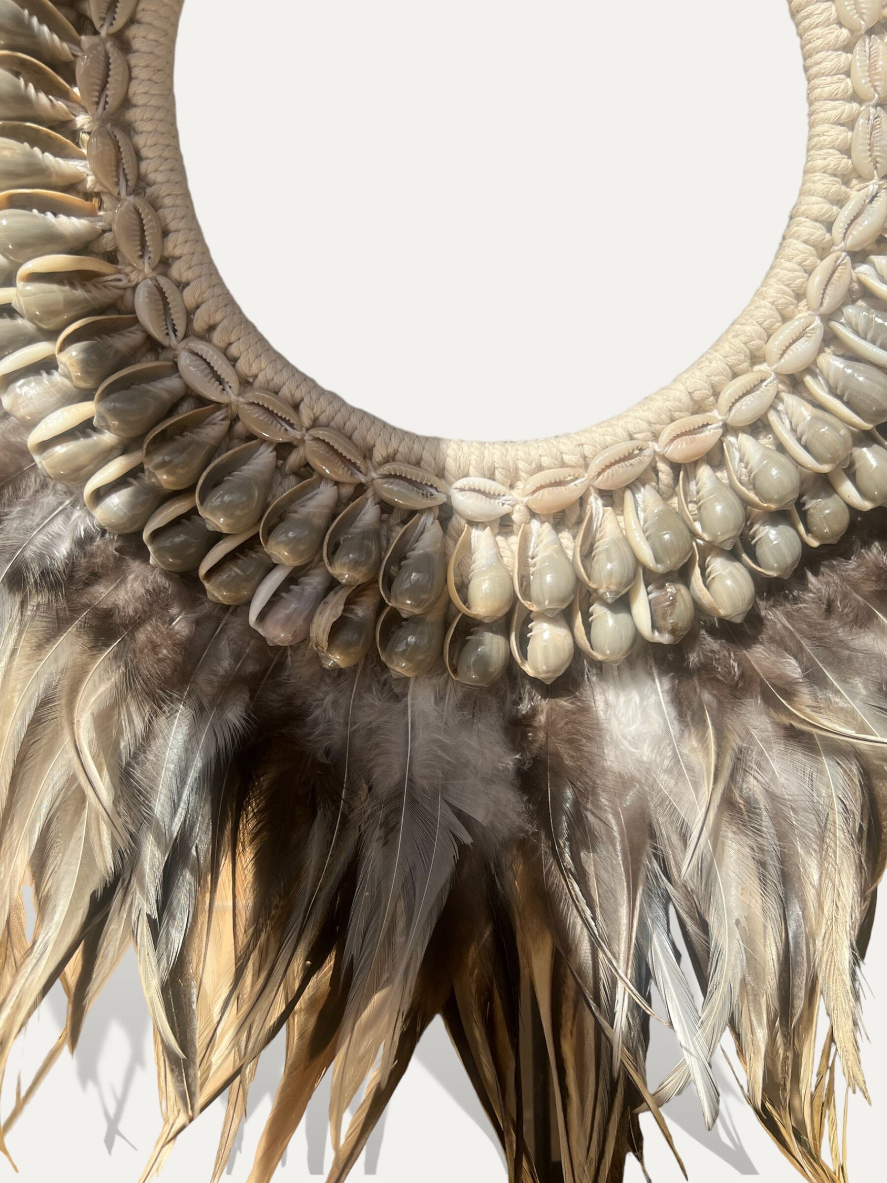 Collier en plumes et coquillages - Amara Cokoha 