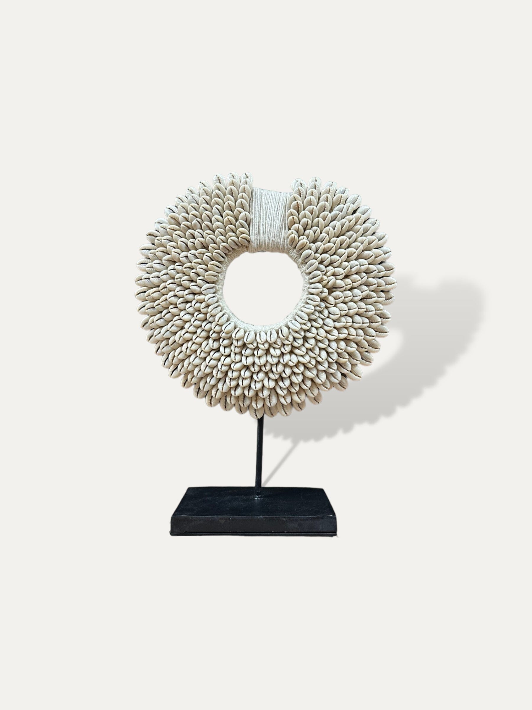 Collier de coquillages sur socle - Cahaya Cokoha S 