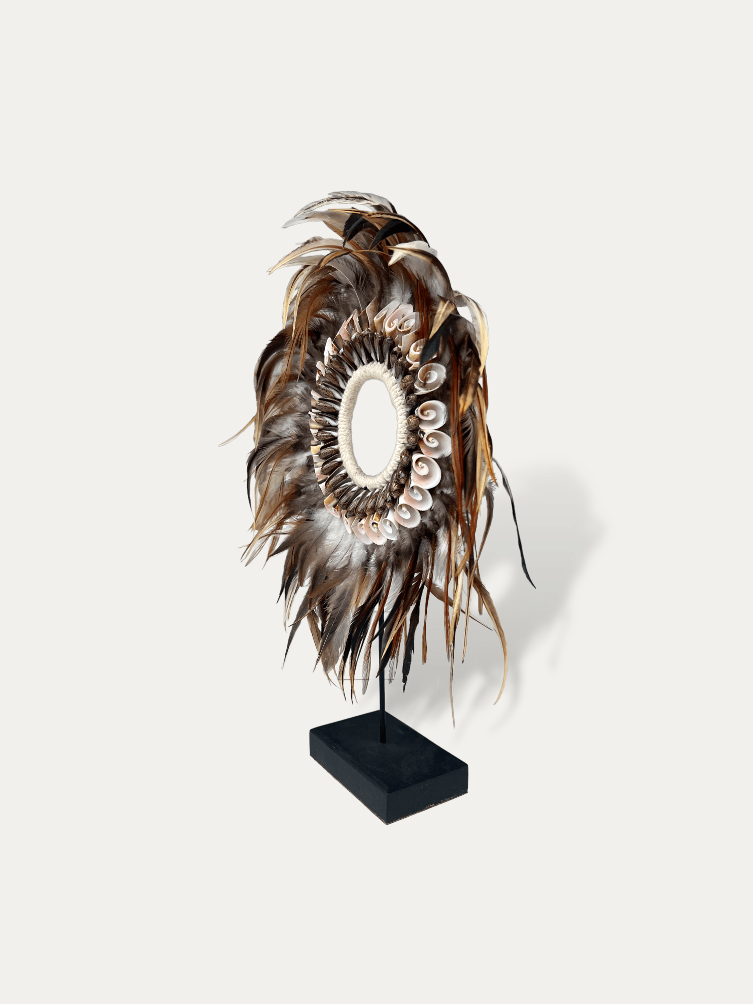 Collier en plumes sur socle - Eliora Cokoha 