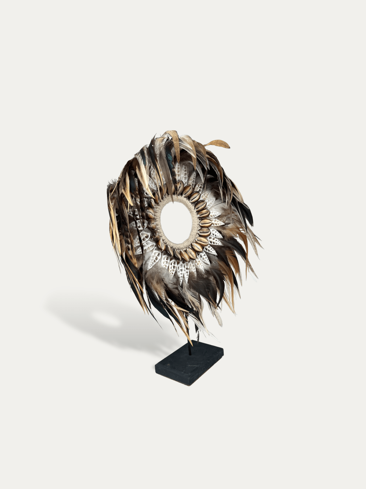 Collier en plumes sur socle - Amber Cokoha 