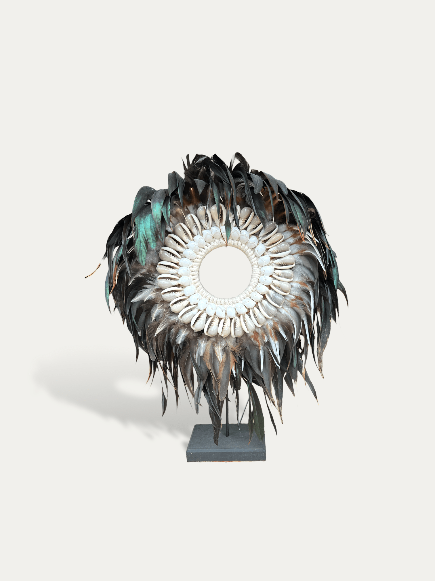 Collier en plumes bleu sur socle - Avalon Cokoha 