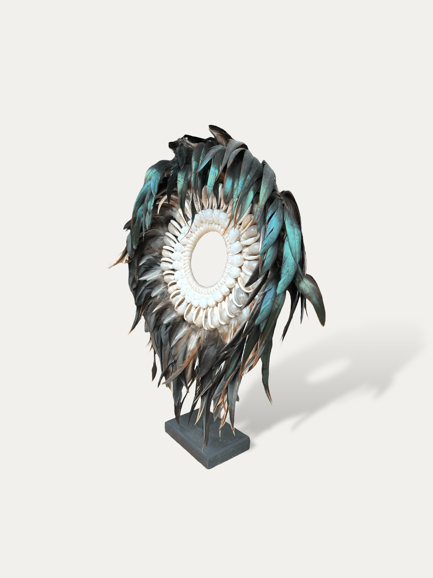 Collier en plumes bleu sur socle - Avalon Cokoha 