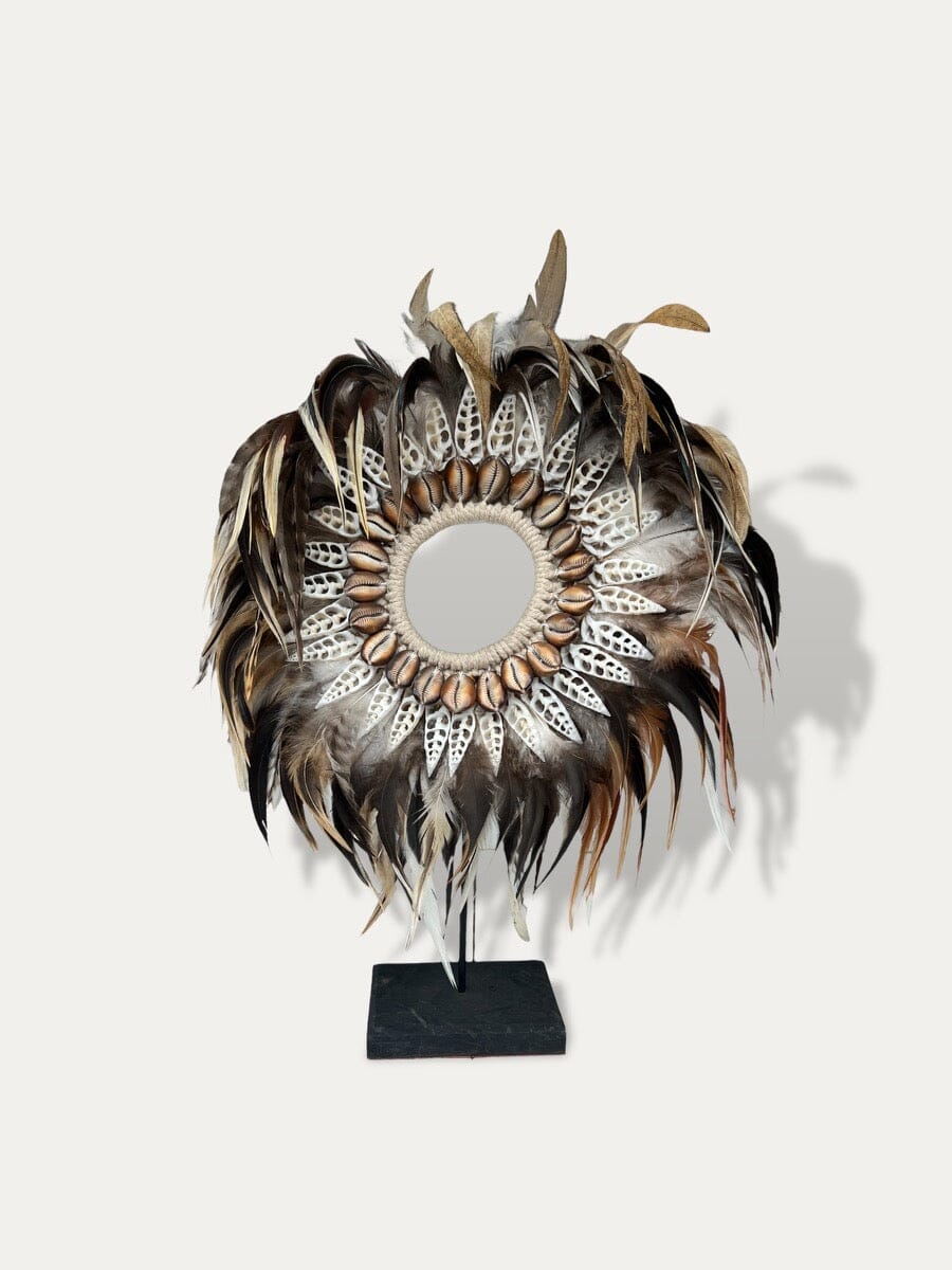 Collier en plumes sur socle - Amber Cokoha 