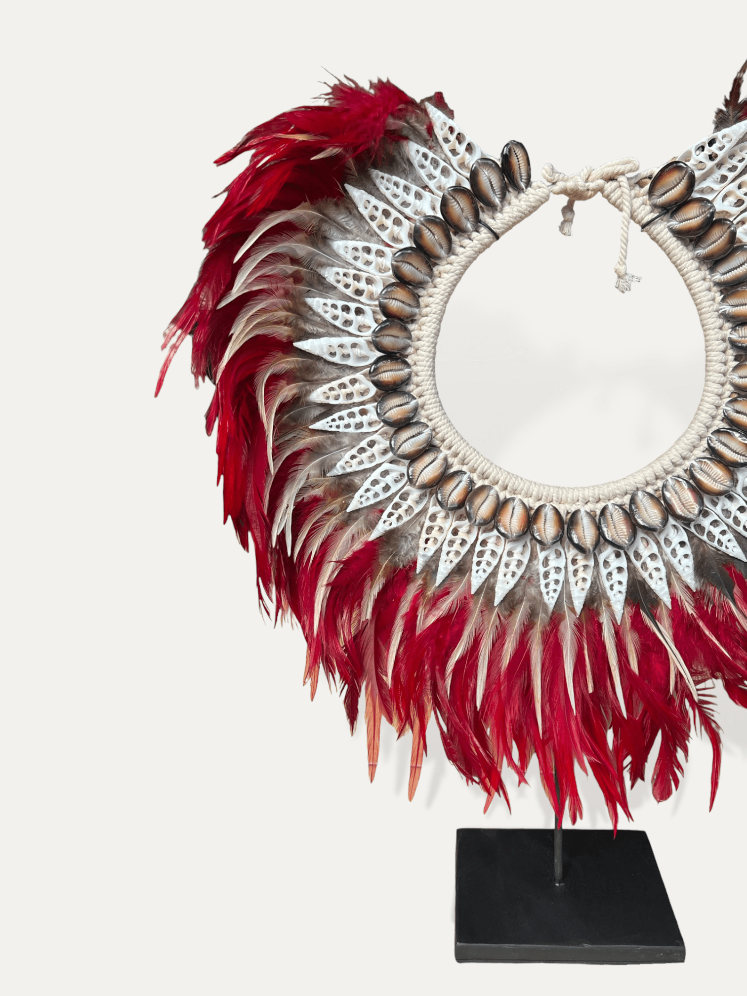 Collier en plumes rouges et coquillages - Scarlet Cokoha 