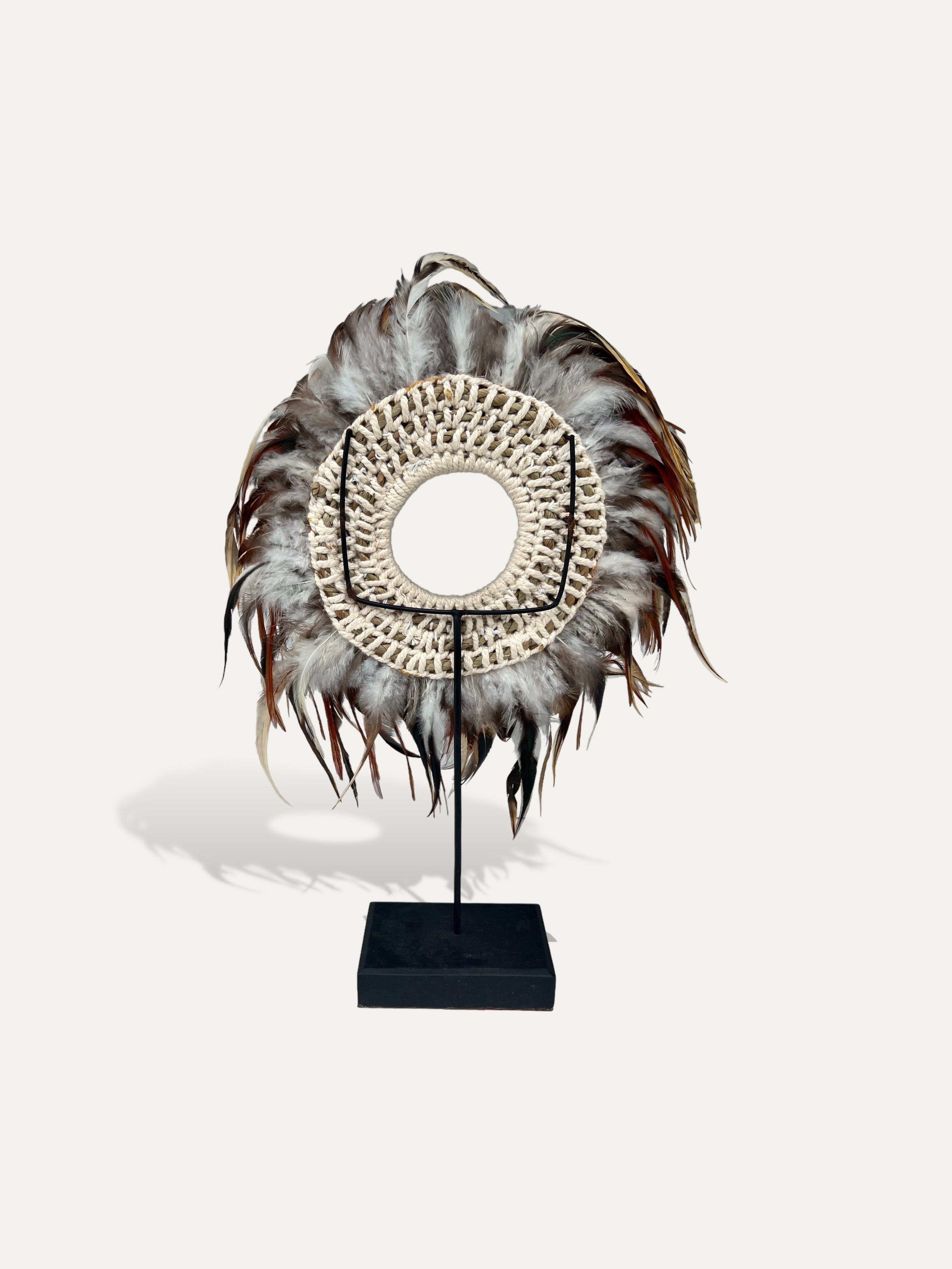 Collier en plumes sur socle - Eliora Cokoha 