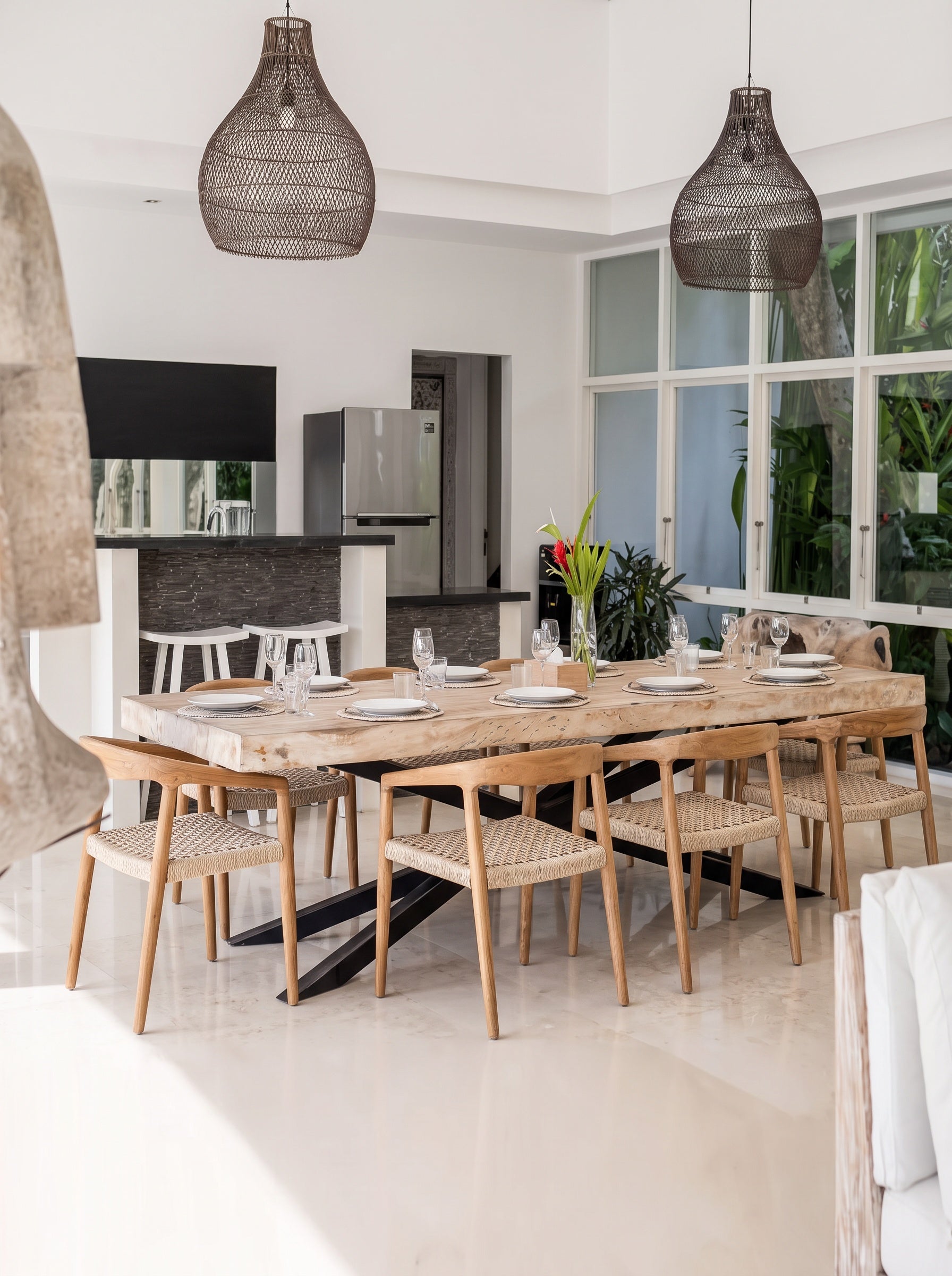 Chaise en teck et cannage en rotin — Kanoa