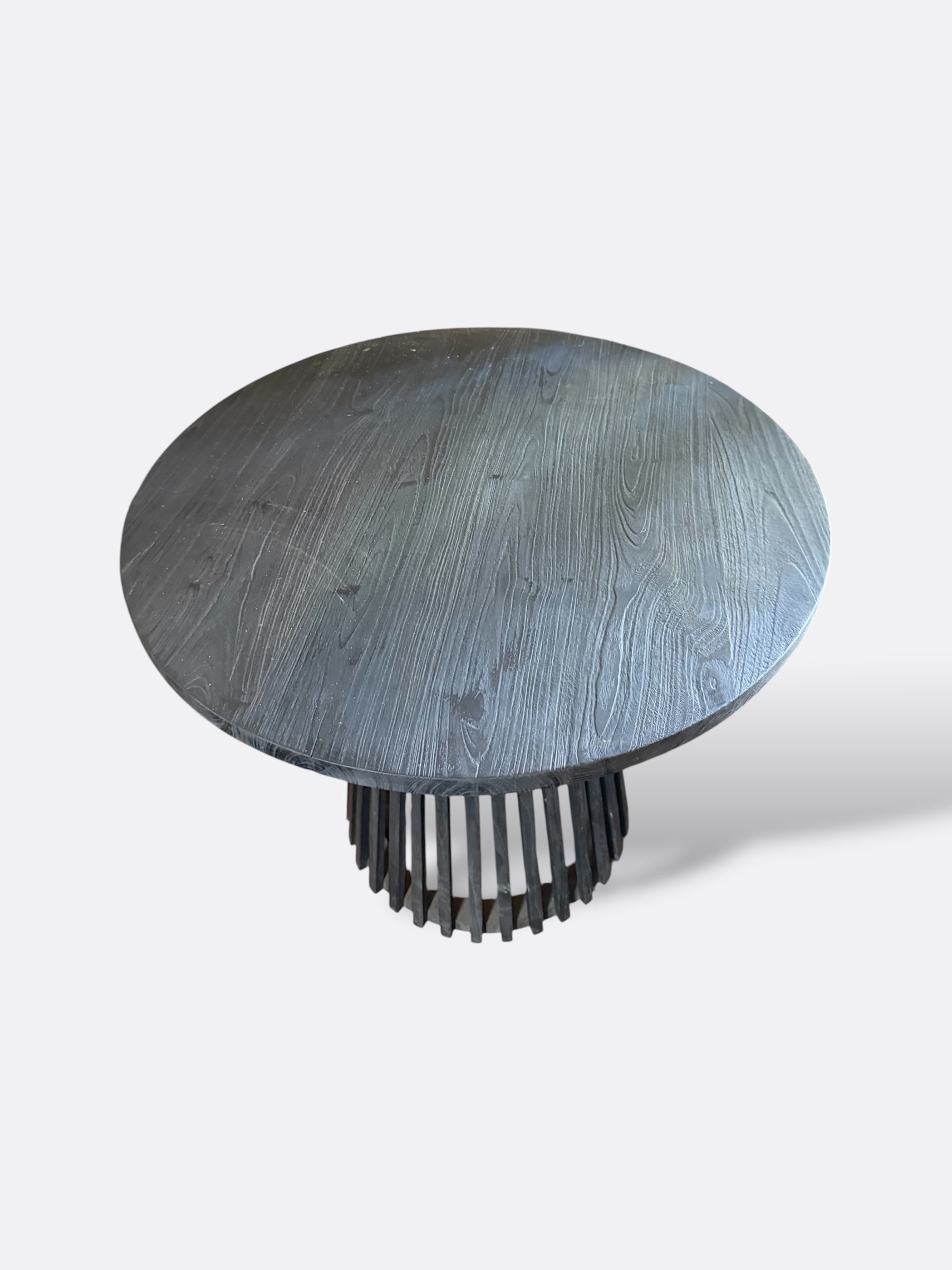 Table basse ronde Shila en lamelles de teck gris, vue de profil