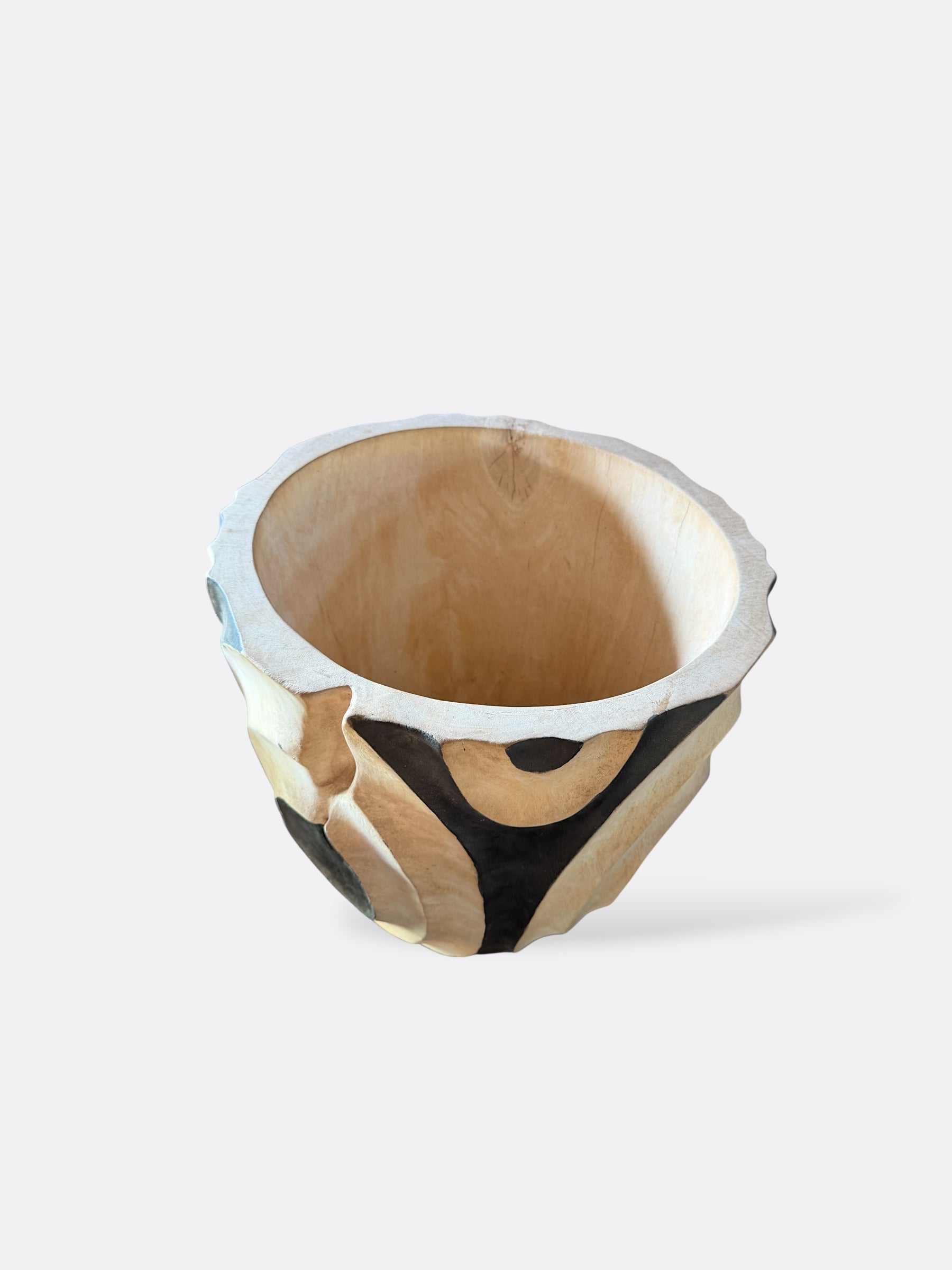 Pot sculptural Atho finition beige et noir, détail des motifs circulaires