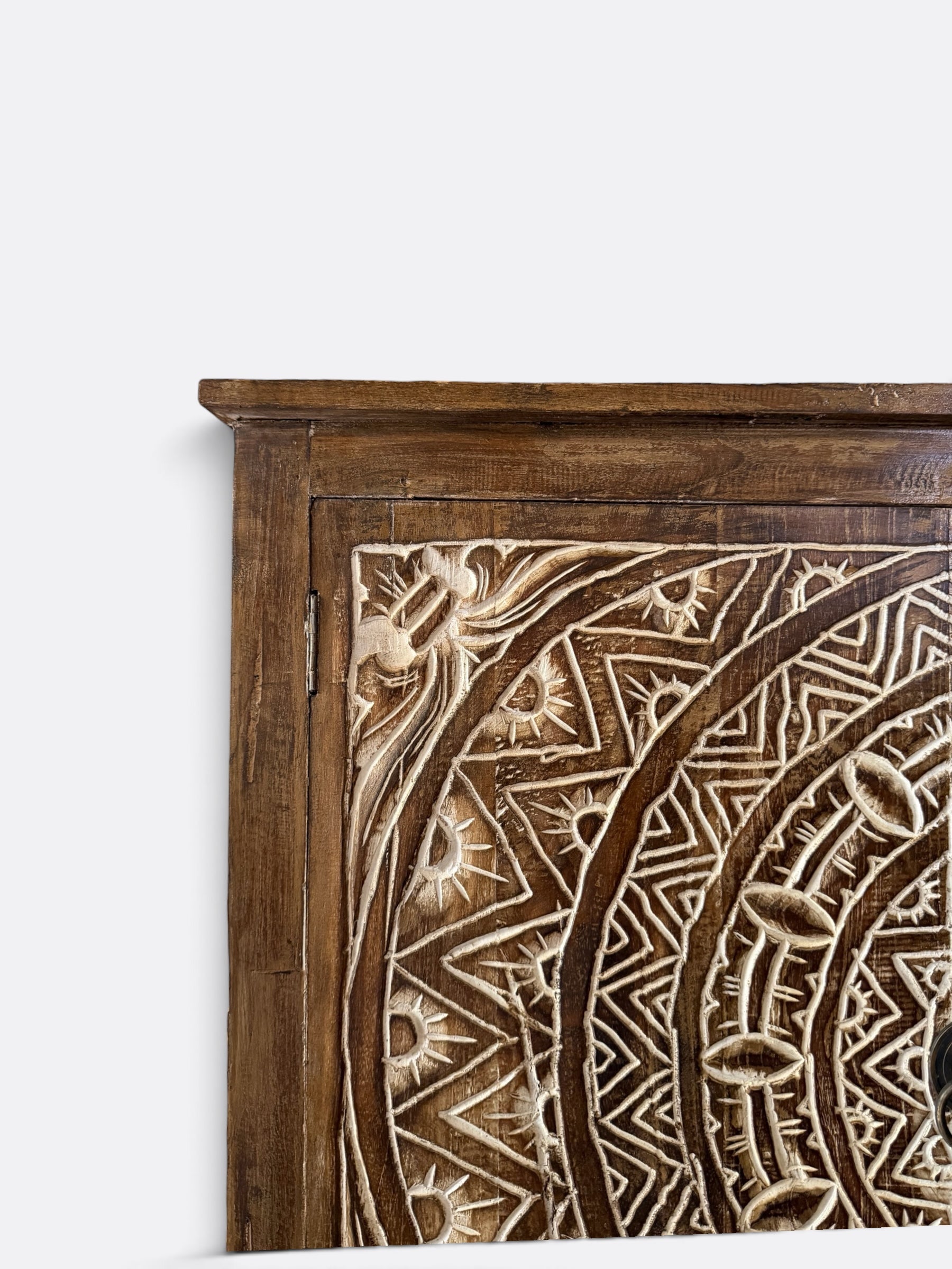 Petit buffet artisanal en teck sculpté – Tarina
