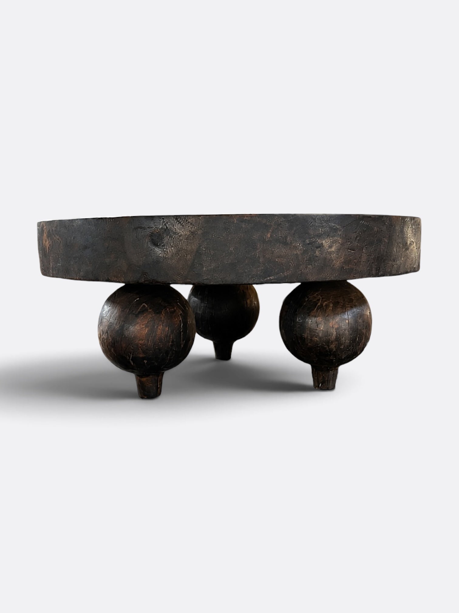 Table basse ronde en Teck noir sculpté - Iluh