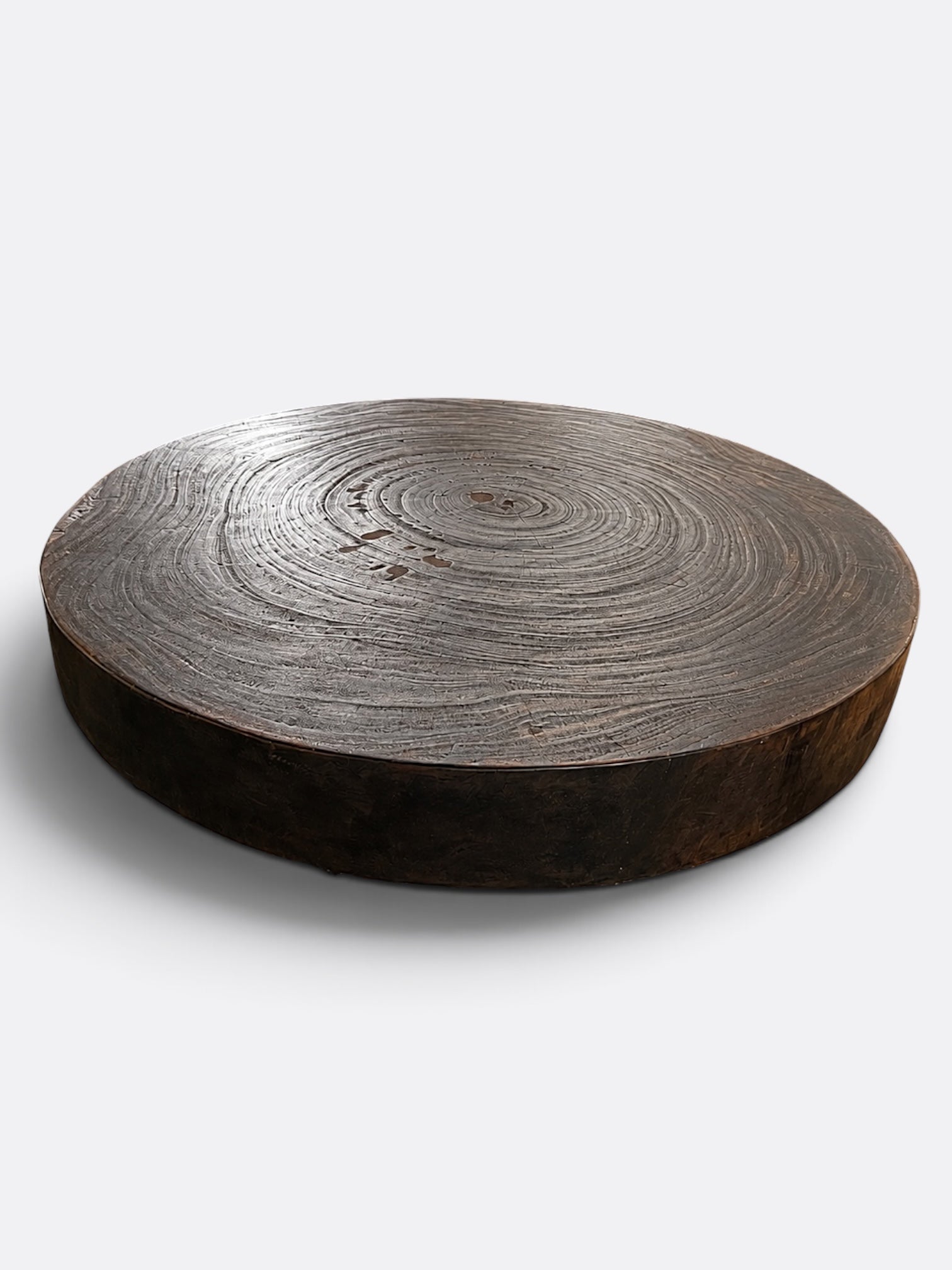 Table basse ronde en Teck noir sculpté - Iluh