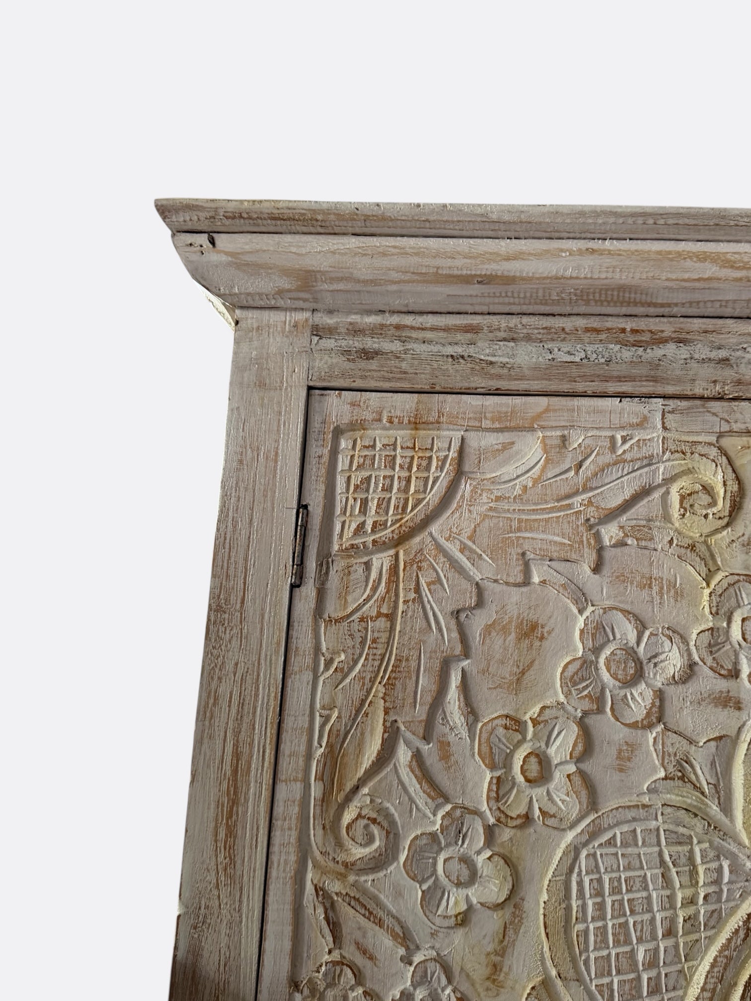 Buffet Kayu en teck sculpté, détail des motifs floraux