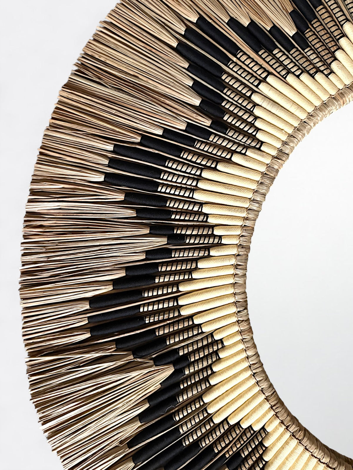 Miroir rond artisanal en roseau Amaya