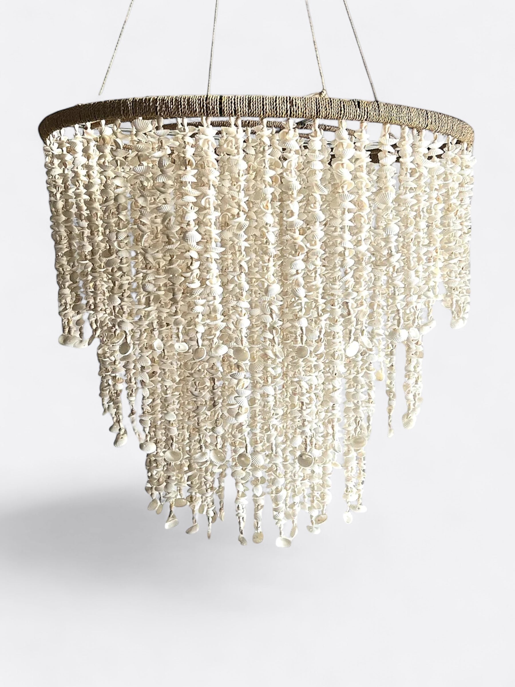 Suspension artisanale balinaise en coquillages pour décoration intérieure raffinée